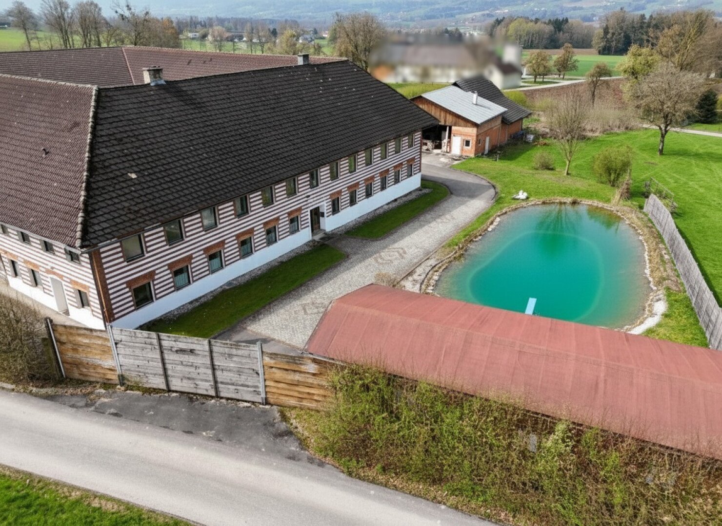 Großzügiger 4-kant-Bauernhof mit Bad-Biotop ca 18ha Grund zu verkaufen