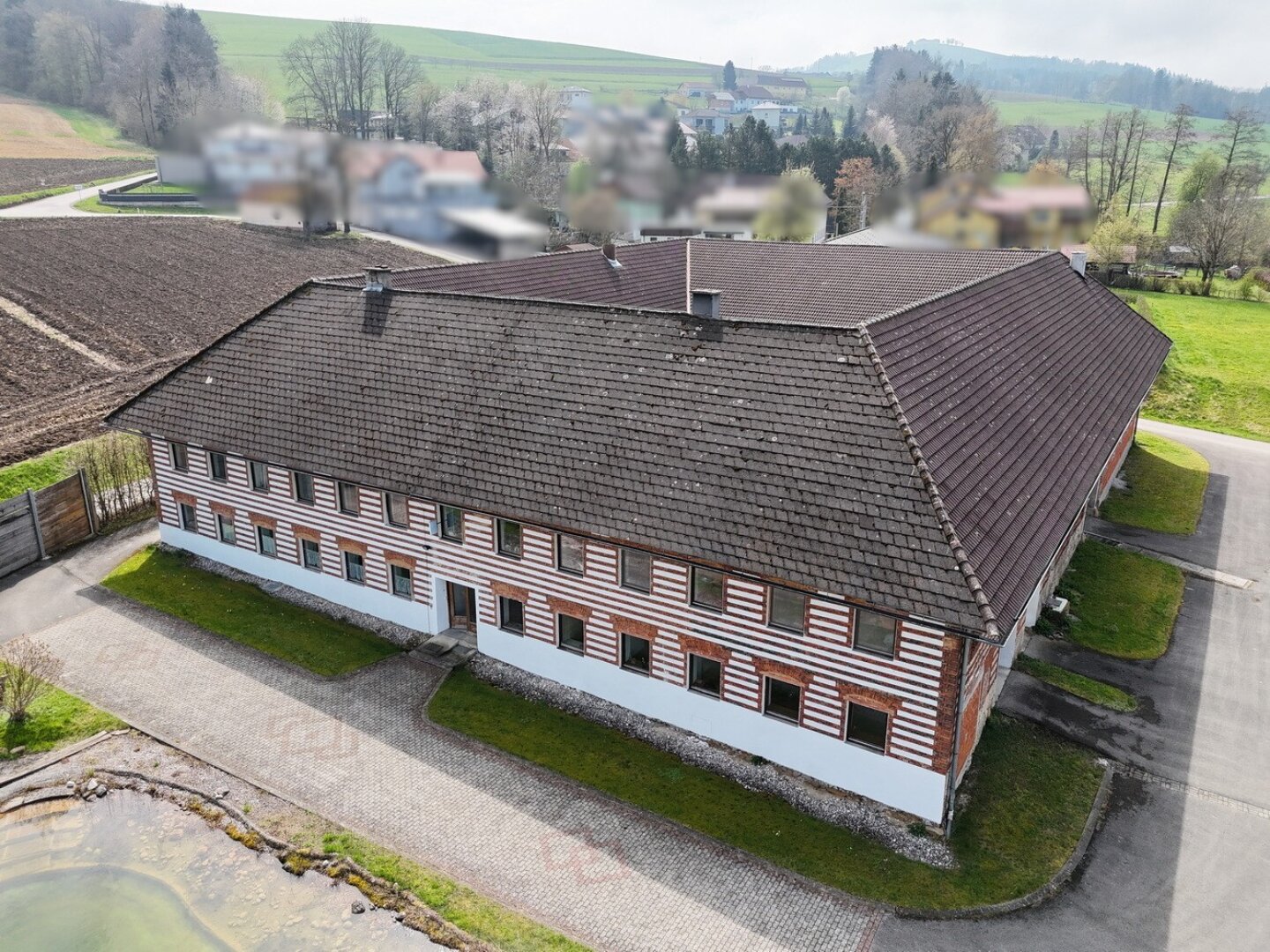 Großzügiger 4-kant-Bauernhof mit Bad-Biotop ca 18ha Grund zu verkaufen