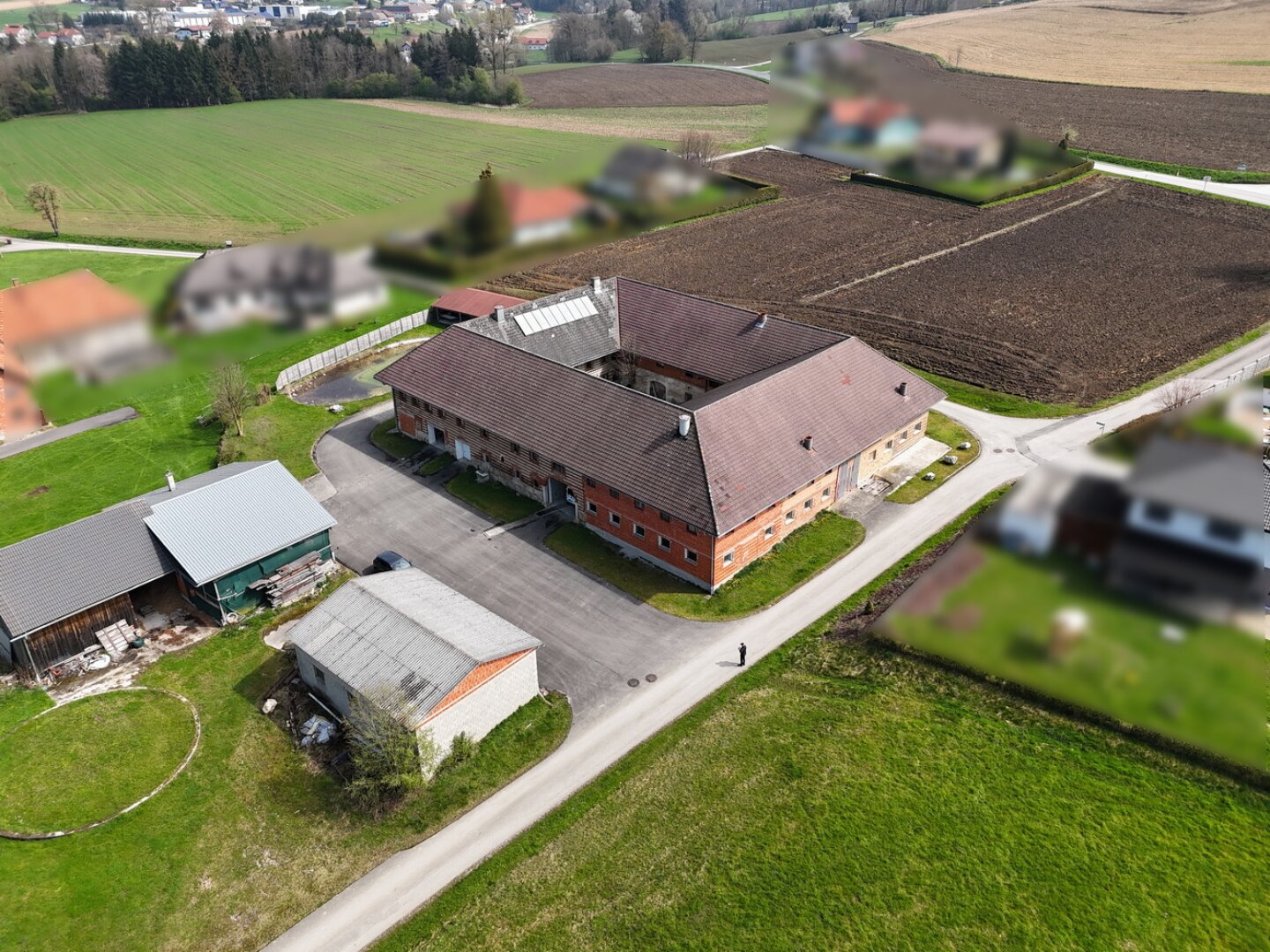 Drohnenbild mit Umgebung