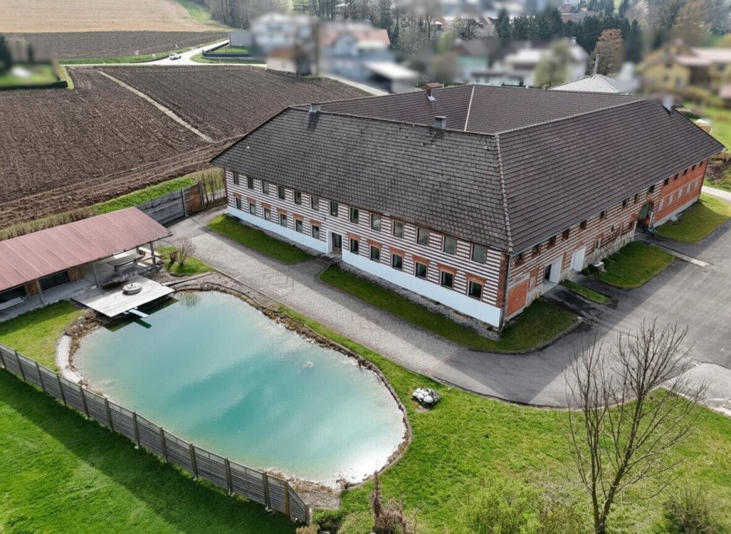 Großzügiger 4-kant-Bauernhof mit Bad-Biotop ca 18ha Grund zu verkaufen