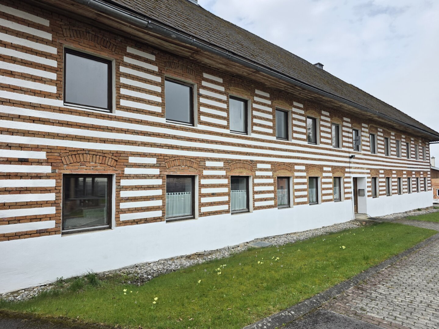 Großzügiger 4-kant-Bauernhof mit Bad-Biotop ca 18ha Grund zu verkaufen