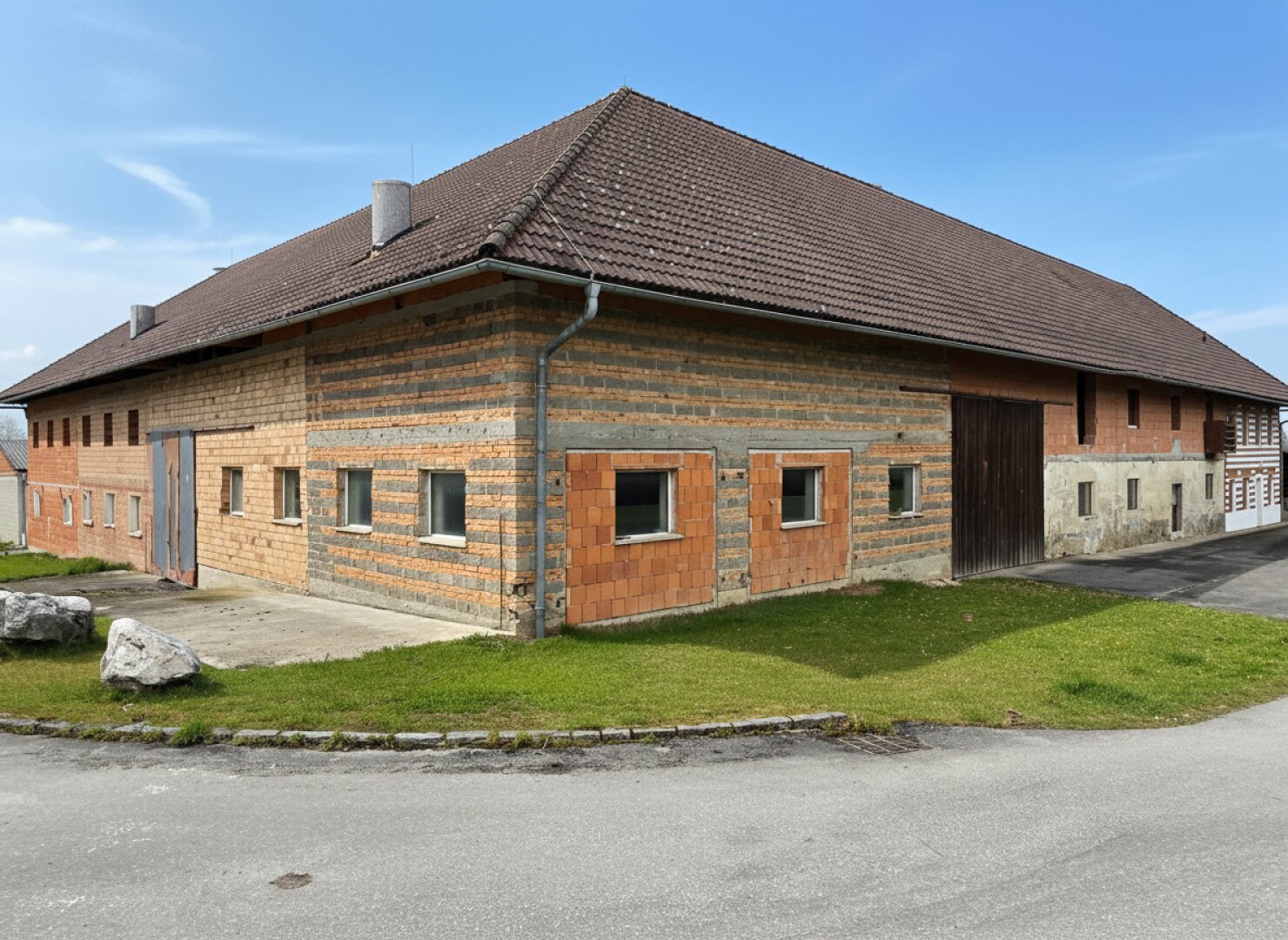 Großzügiger 4-kant-Bauernhof mit Bad-Biotop ca 18ha Grund zu verkaufen