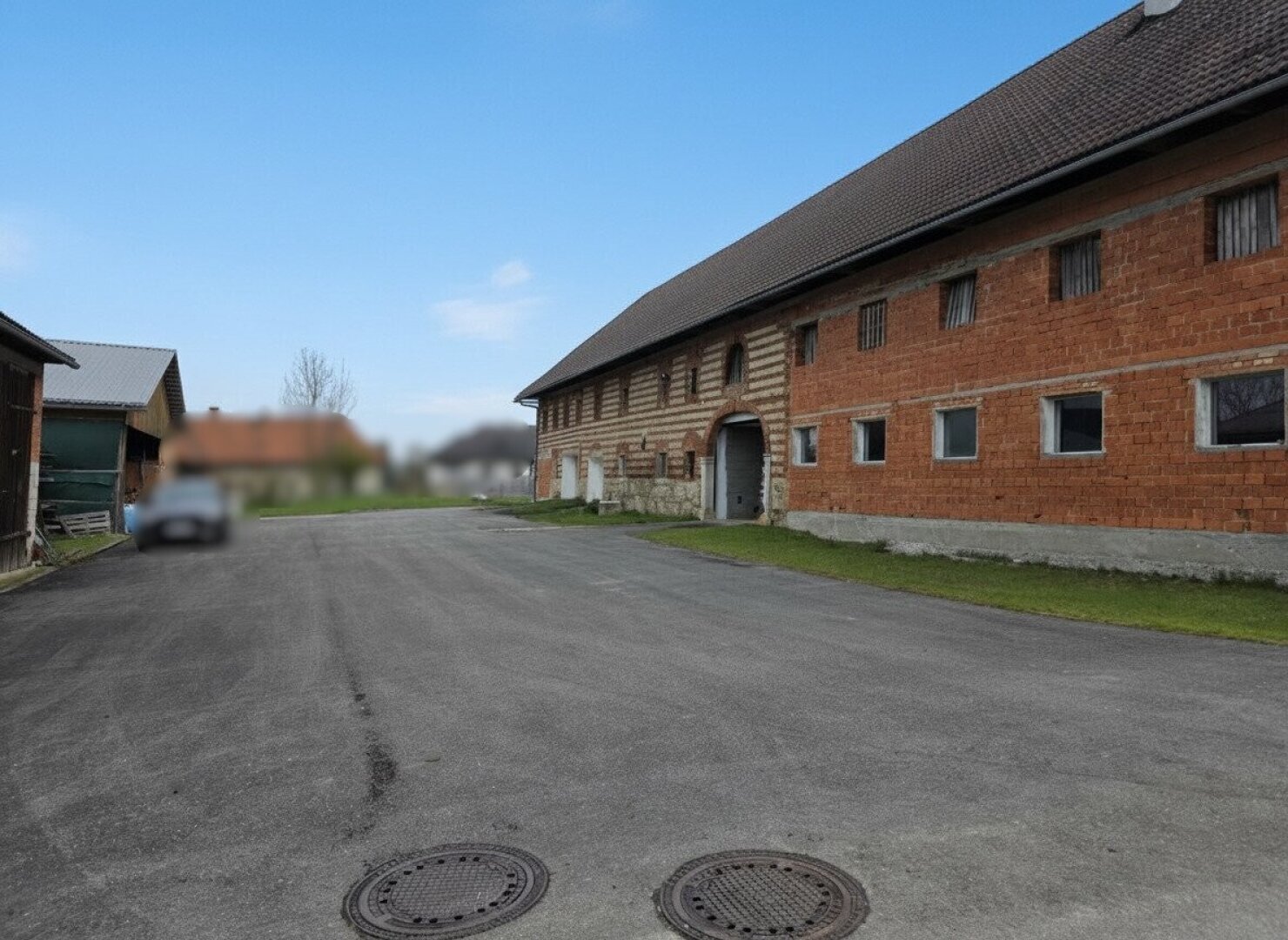 Großzügiger 4-kant-Bauernhof mit Bad-Biotop ca 18ha Grund zu verkaufen