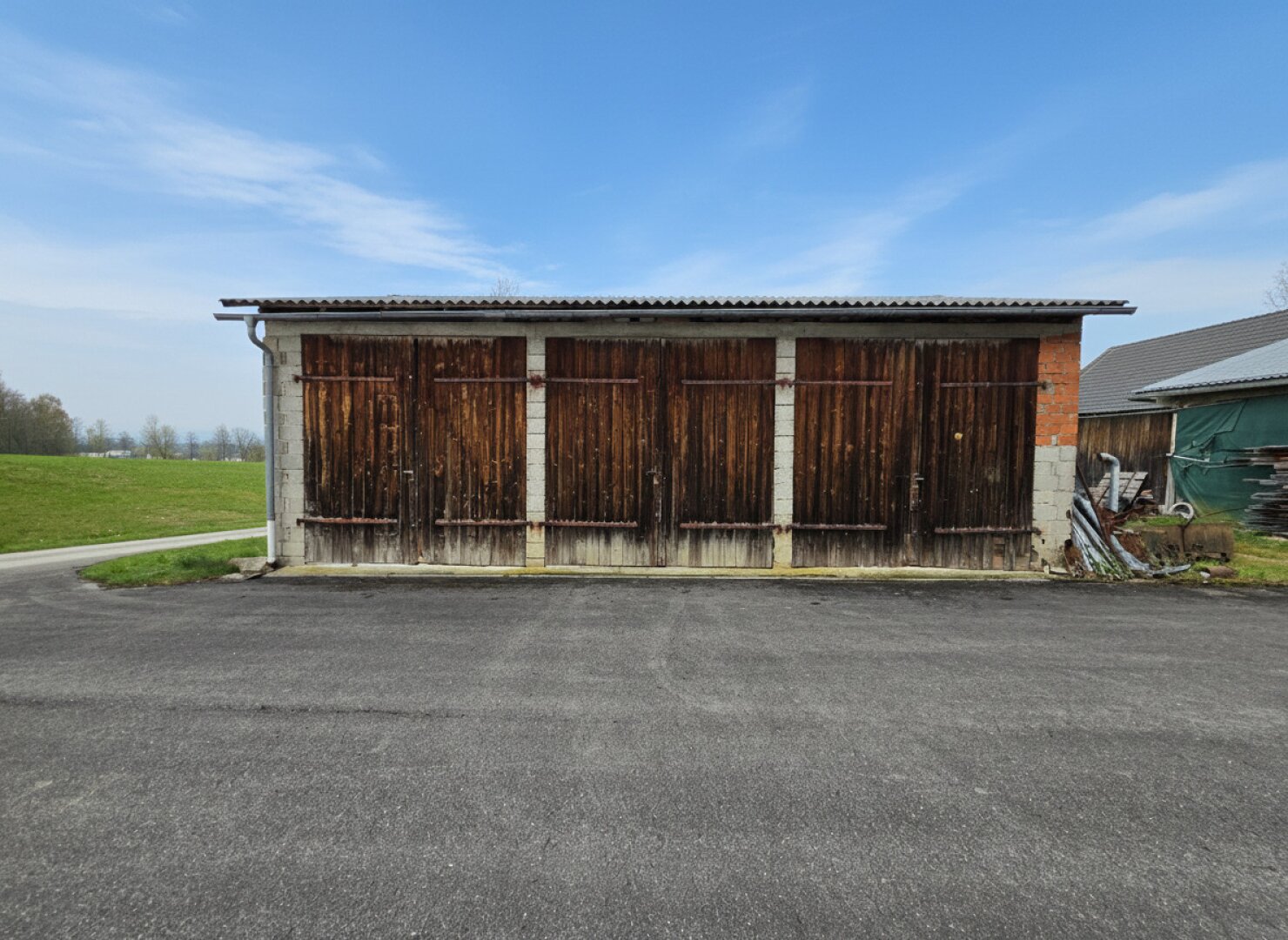 Großzügiger 4-kant-Bauernhof mit Bad-Biotop ca 18ha Grund zu verkaufen