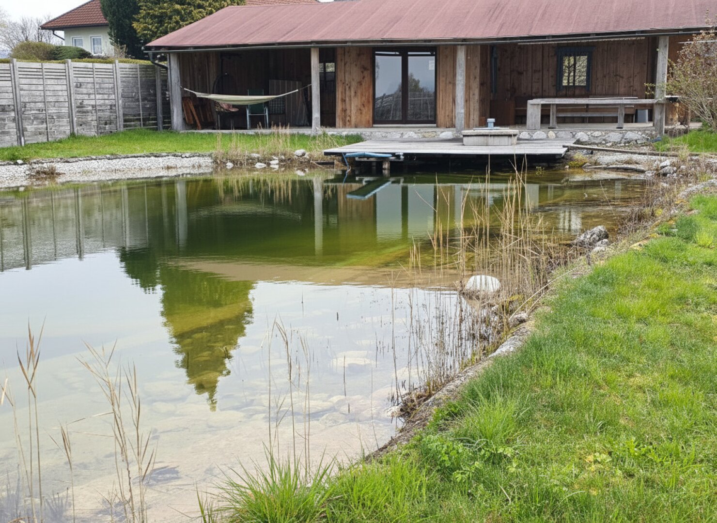Großzügiger 4-kant-Bauernhof mit Bad-Biotop ca 18ha Grund zu verkaufen