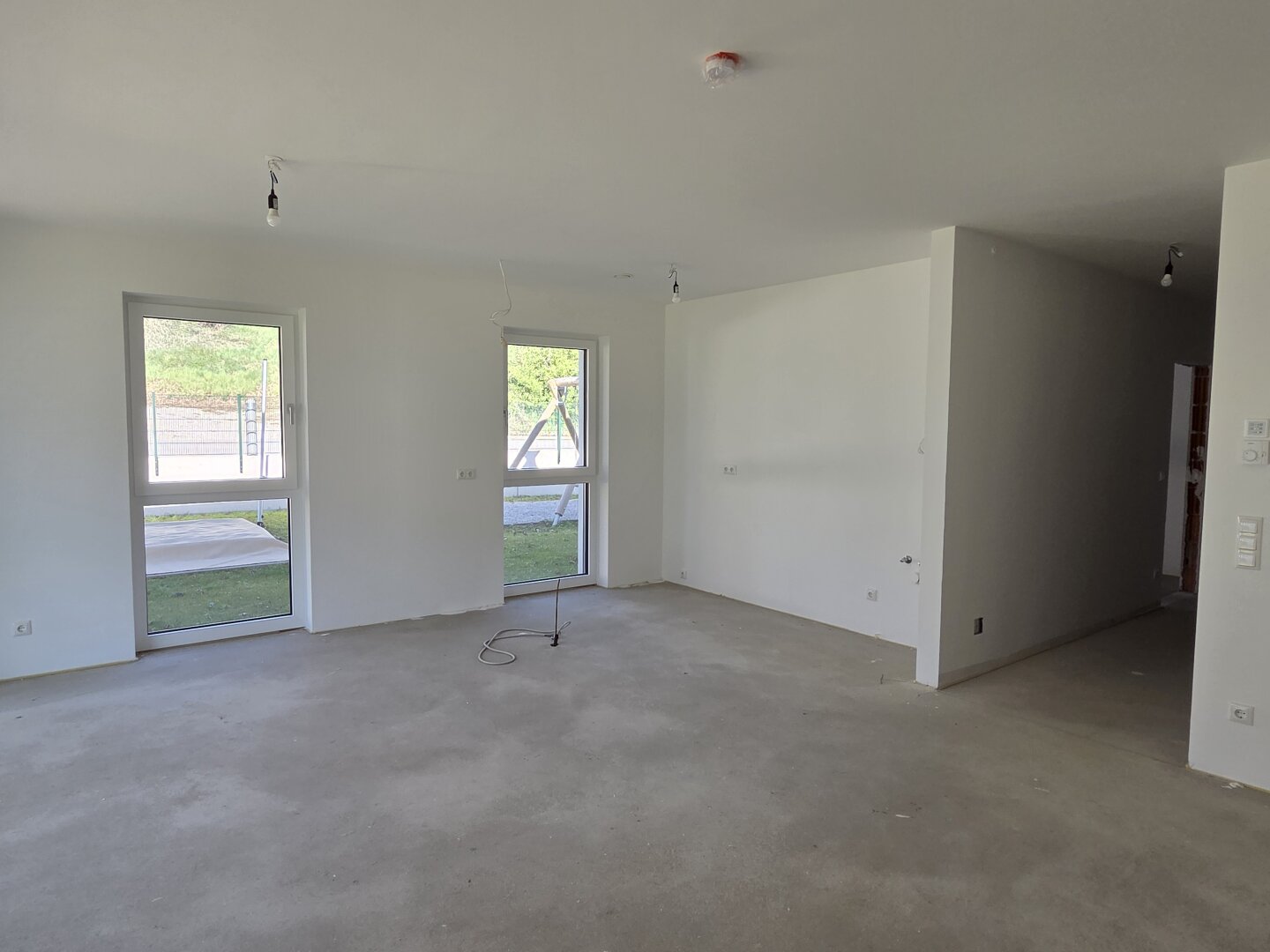 Wohn- und Eßzimmer (noch ohne Fußbodenbelag)