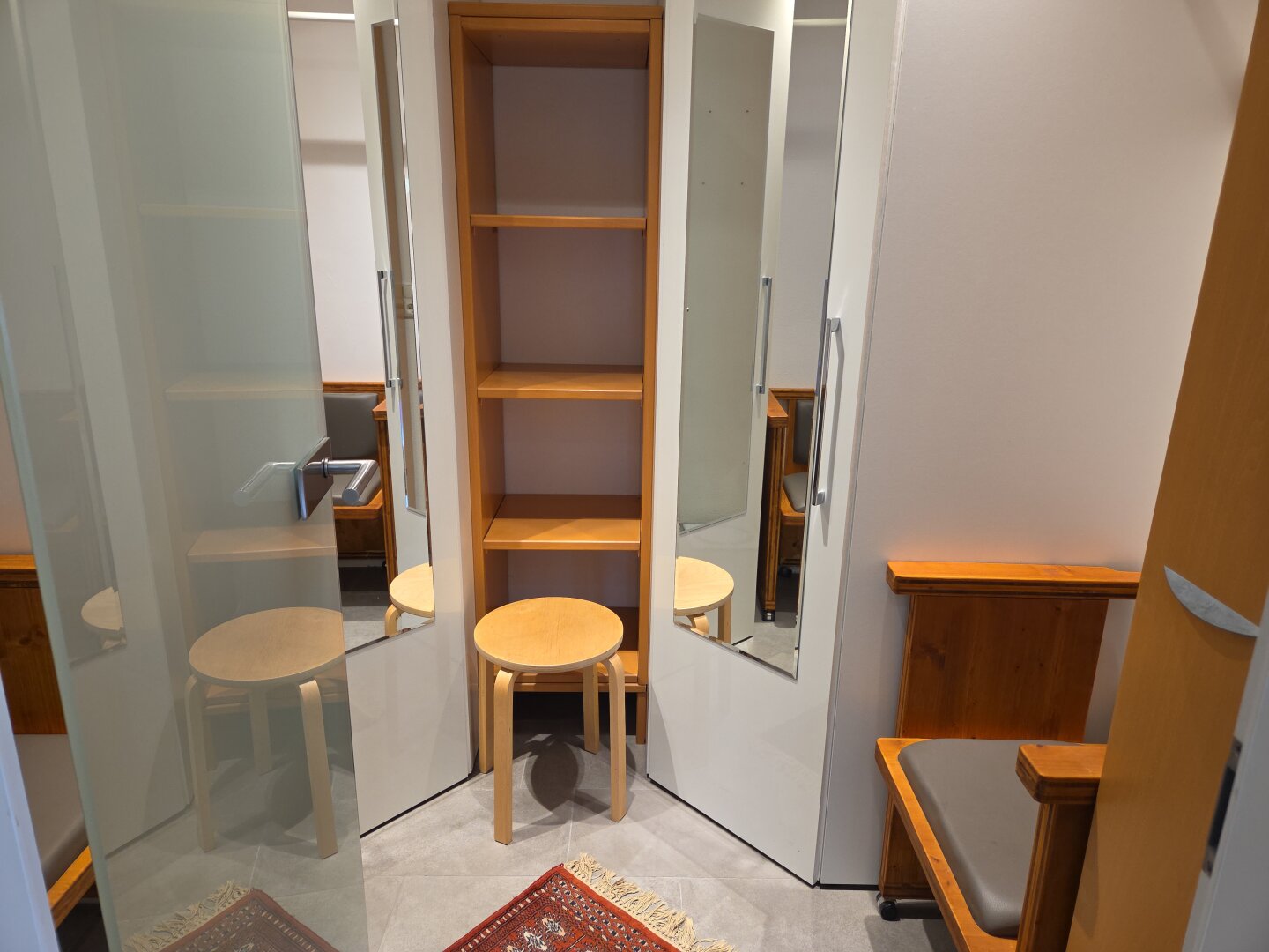 Schrankraum hinter dem Badezimmer