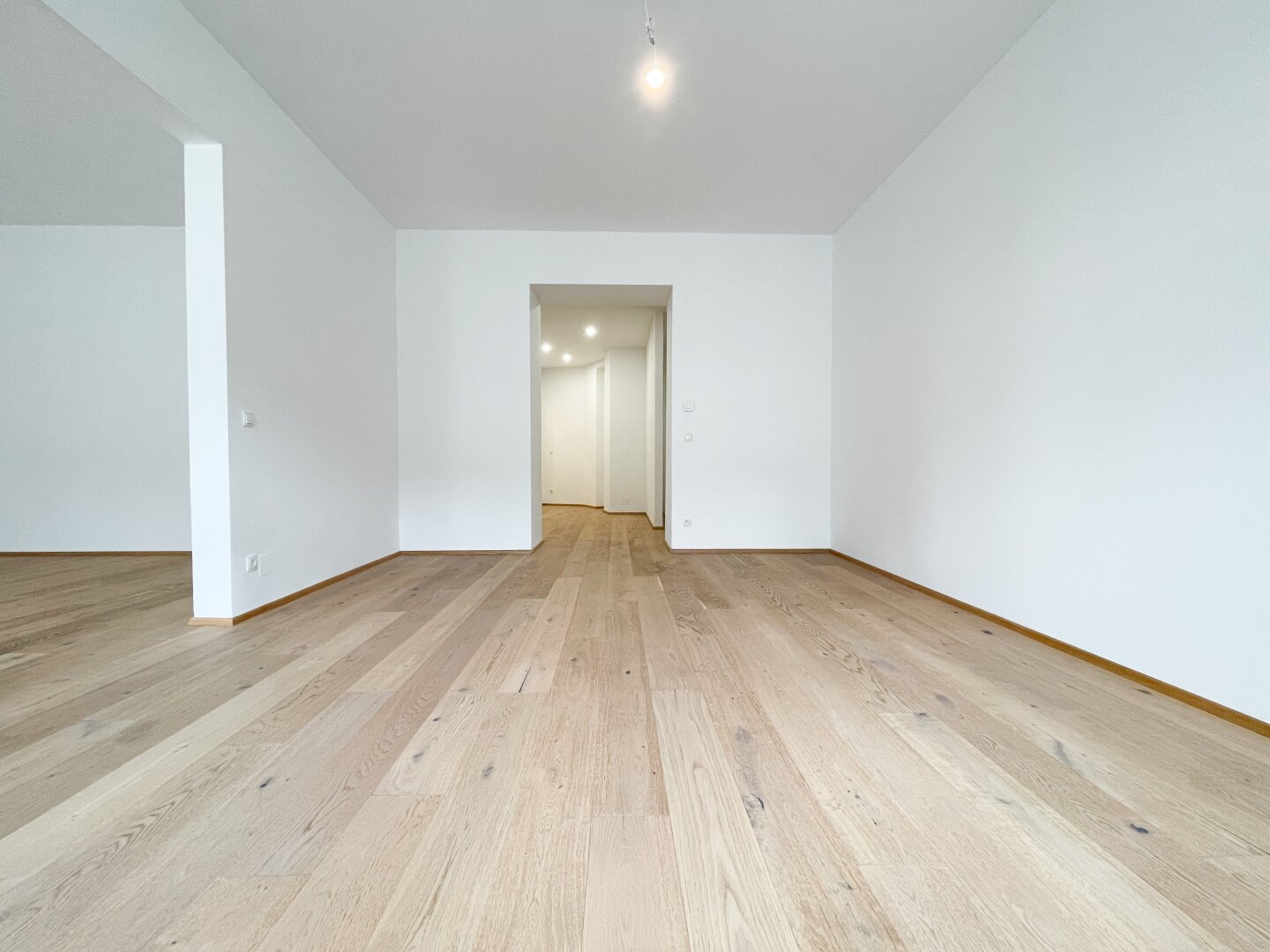 ERSTBEZUG NACH SANIERUNG: geräumige 2-Zimmerwohnung Nähe Adele-Jellinek-Park