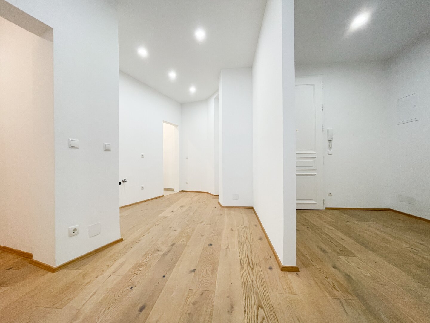 ERSTBEZUG NACH SANIERUNG: geräumige 2-Zimmerwohnung Nähe Adele-Jellinek-Park