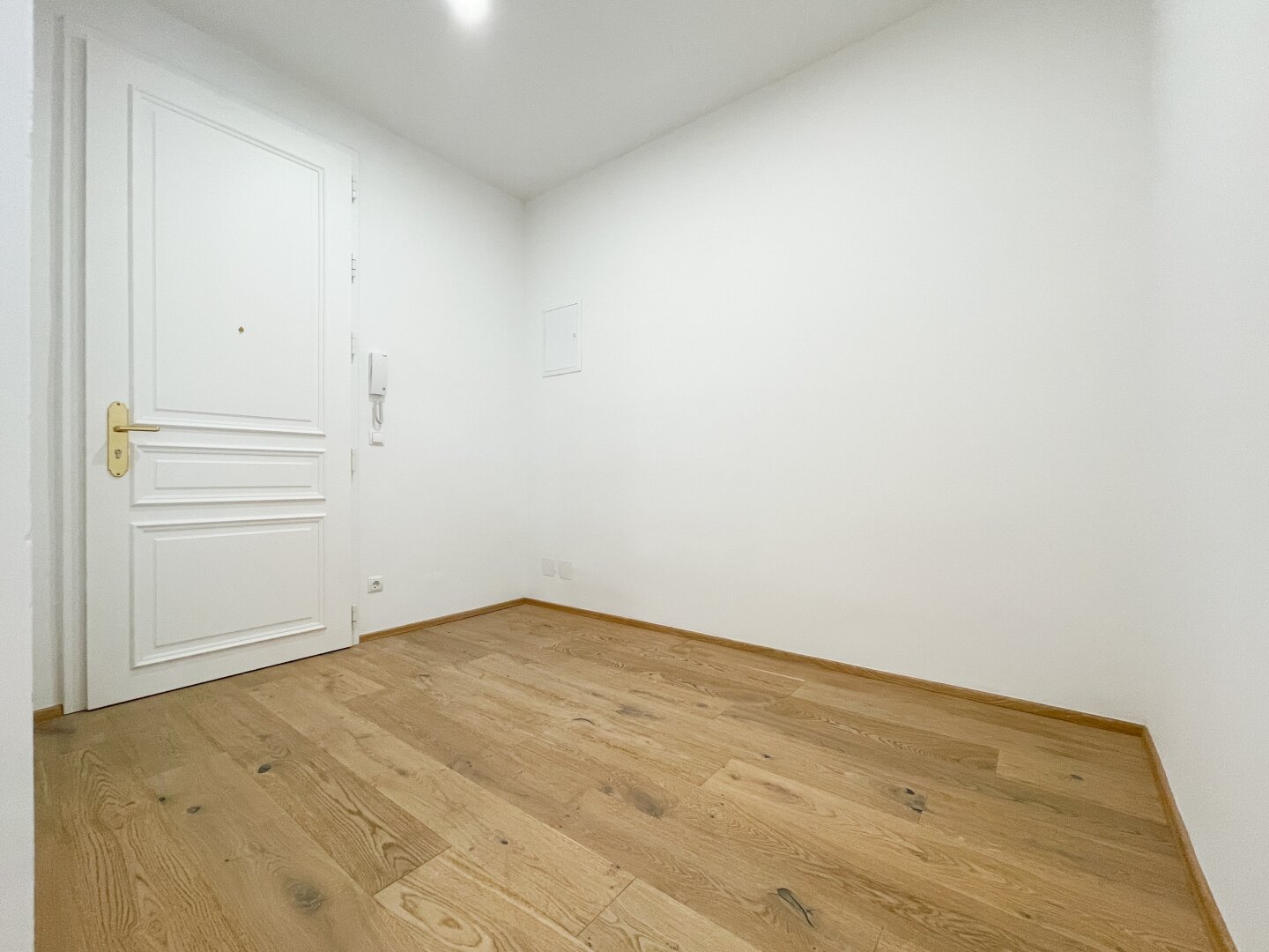 ERSTBEZUG NACH SANIERUNG: geräumige 2-Zimmerwohnung Nähe Adele-Jellinek-Park
