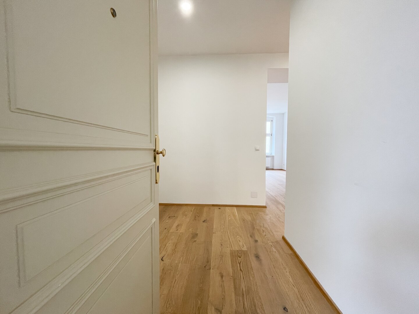 ERSTBEZUG NACH SANIERUNG: geräumige 2-Zimmerwohnung Nähe Adele-Jellinek-Park