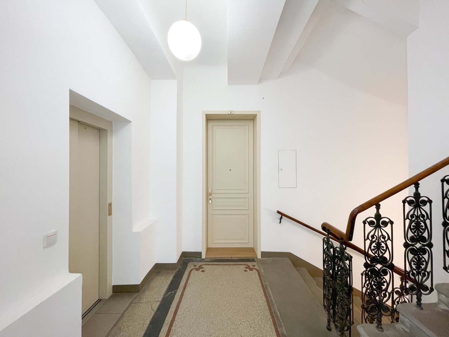 ERSTBEZUG NACH SANIERUNG: geräumige 2-Zimmerwohnung Nähe Adele-Jellinek-Park