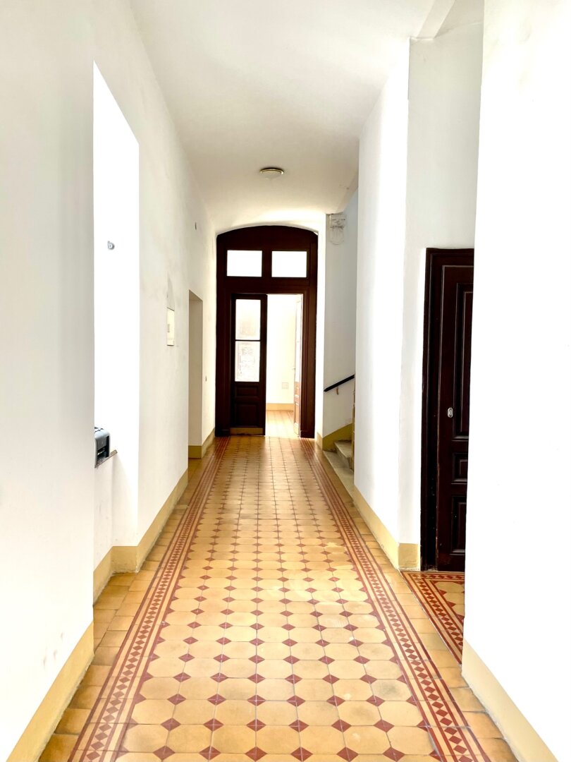 Rohdiamant im Altbau – Wohnung mit viel Charme und Gestaltungsmöglichkeiten