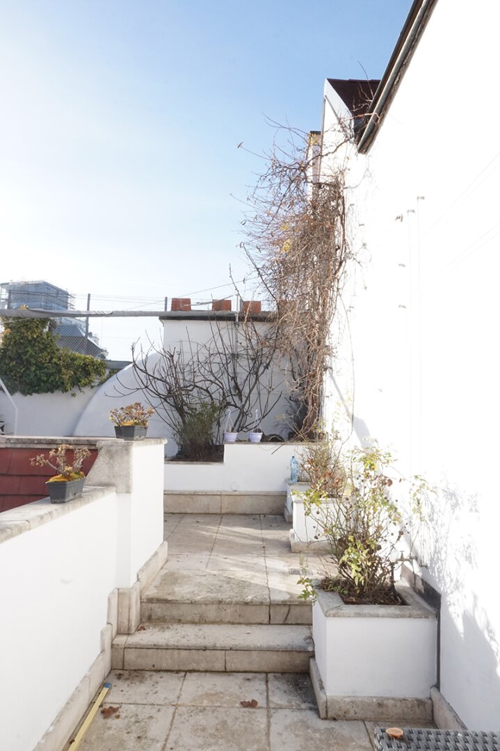 Grabennähe! Dachmaisonette mit bezaubernden Dachgarten in denkmalgeschütztem Barockhaus!