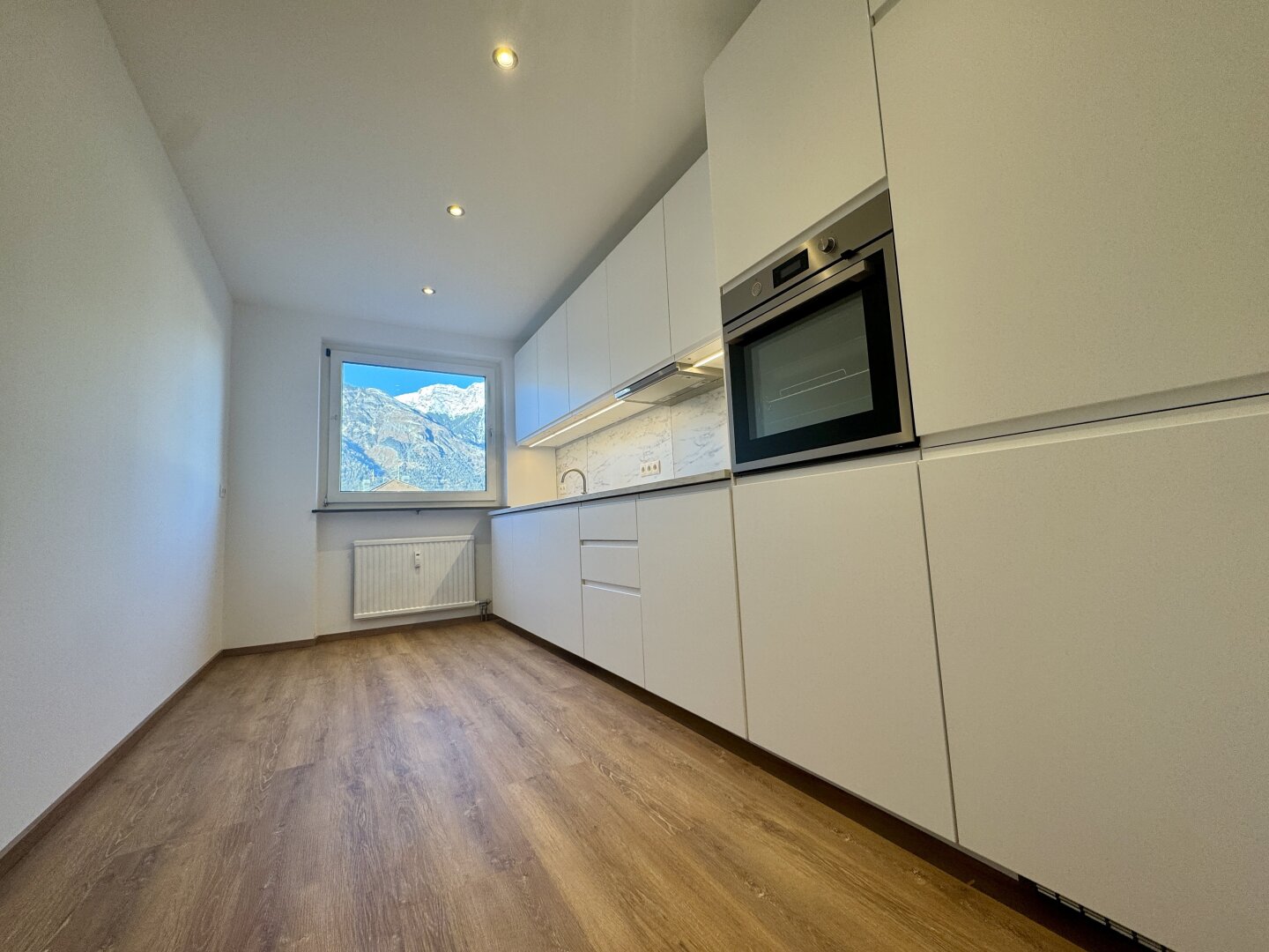 Wunderschöne 3 Zimmerwohnung mit extra Küche, Balkon und Einzelgarage - Nähe Schwimmbad in Hall in Tirol