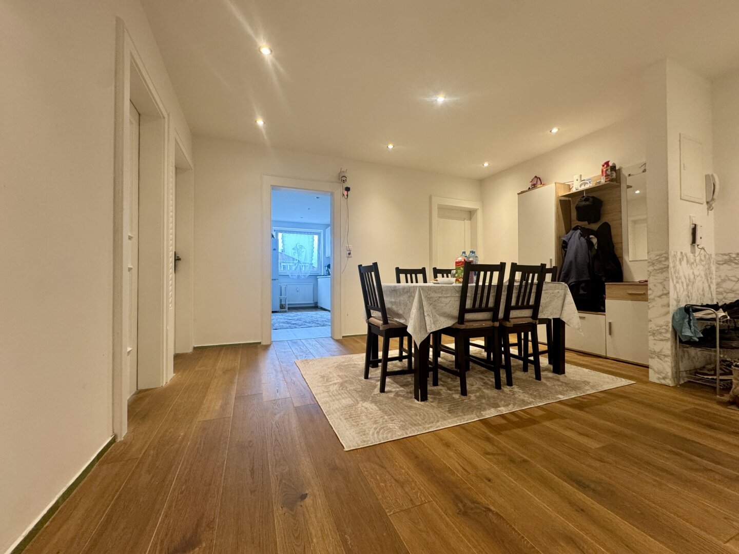 Wunderschöne 3 Zimmerwohnung mit extra Küche, Balkon und Einzelgarage - Nähe Schwimmbad in Hall in Tirol