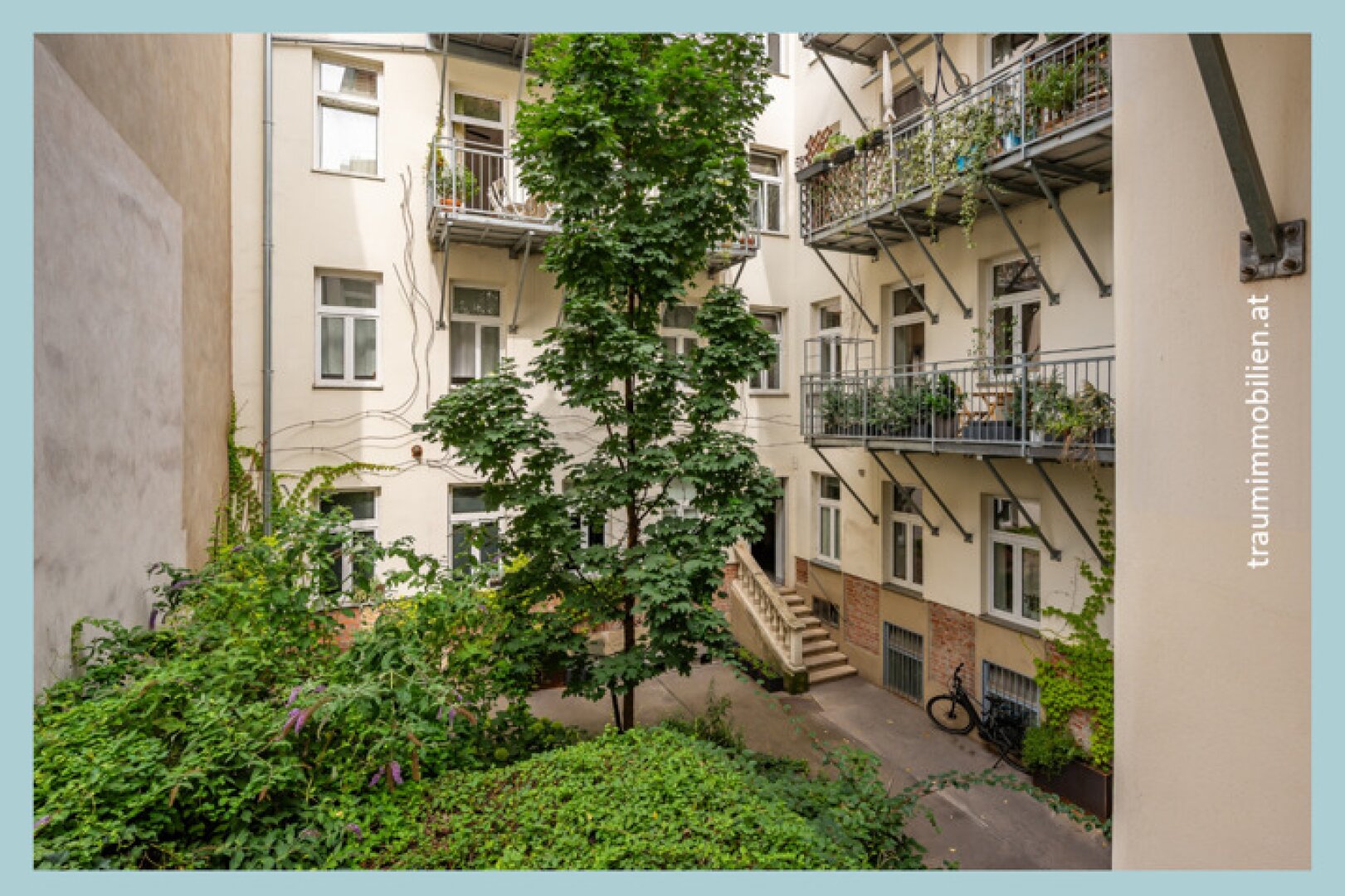 WOHNUNG MIT GRÜNEM INNENHOF