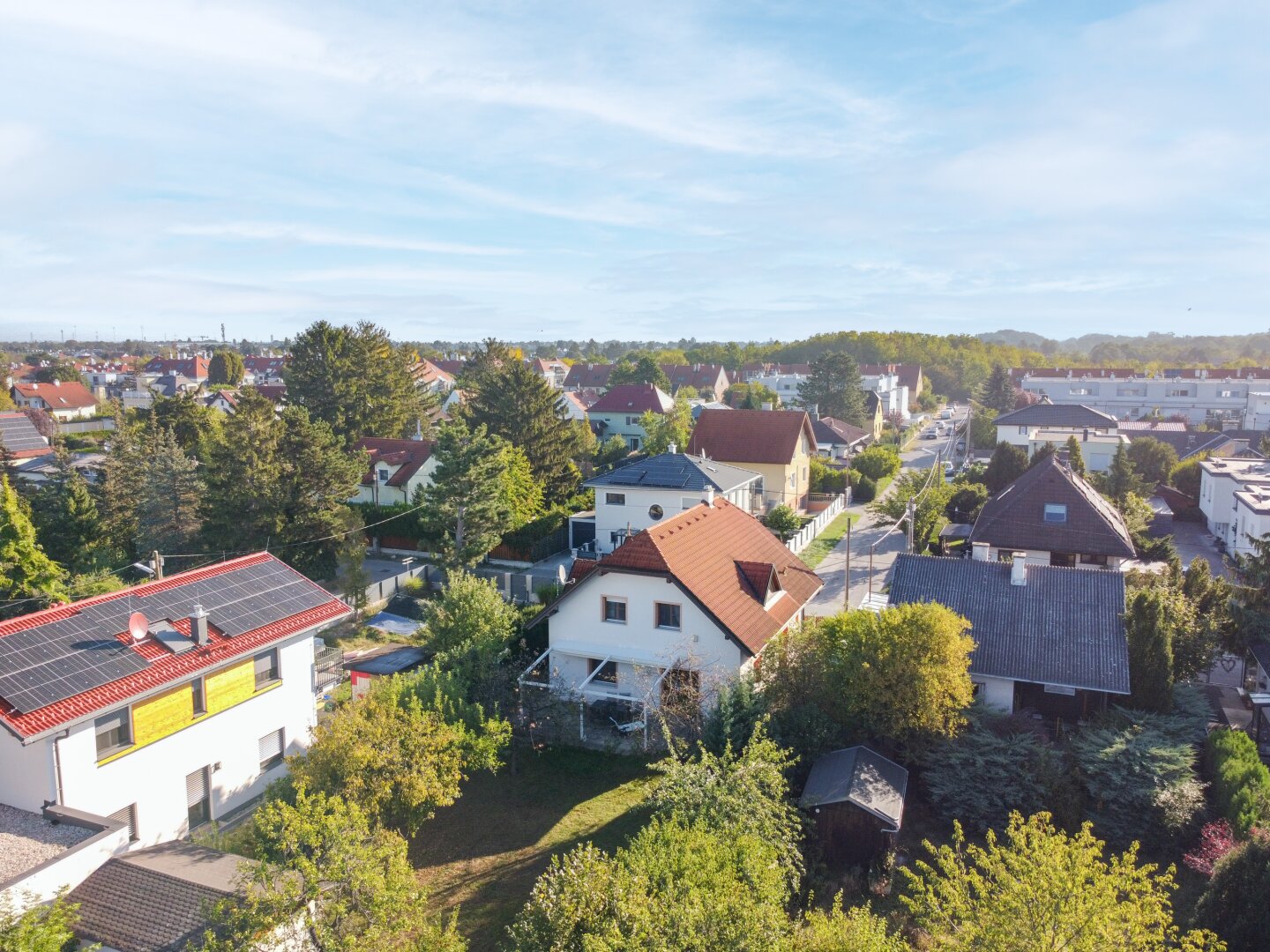 Modernisiertes Einfamilienhaus mit Luftwärmepumpe, Einlegerwohnung und Traumgarten in Essling