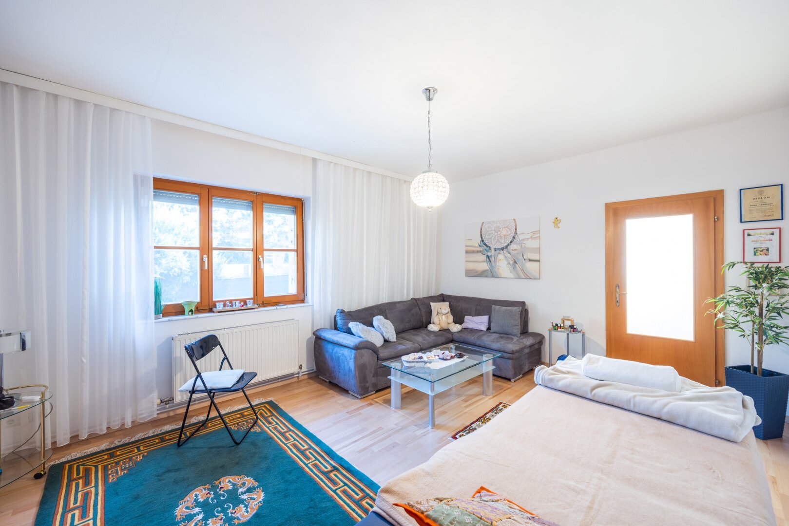 Modernisiertes Einfamilienhaus mit Luftwärmepumpe, Einlegerwohnung und Traumgarten in Essling