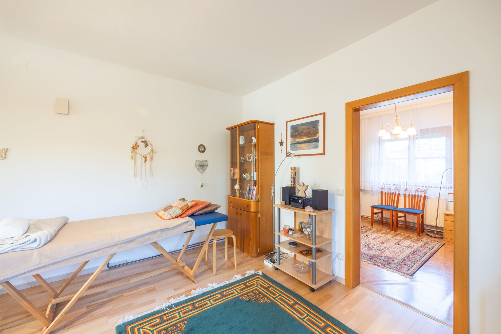 Modernisiertes Einfamilienhaus mit Luftwärmepumpe, Einlegerwohnung und Traumgarten in Essling