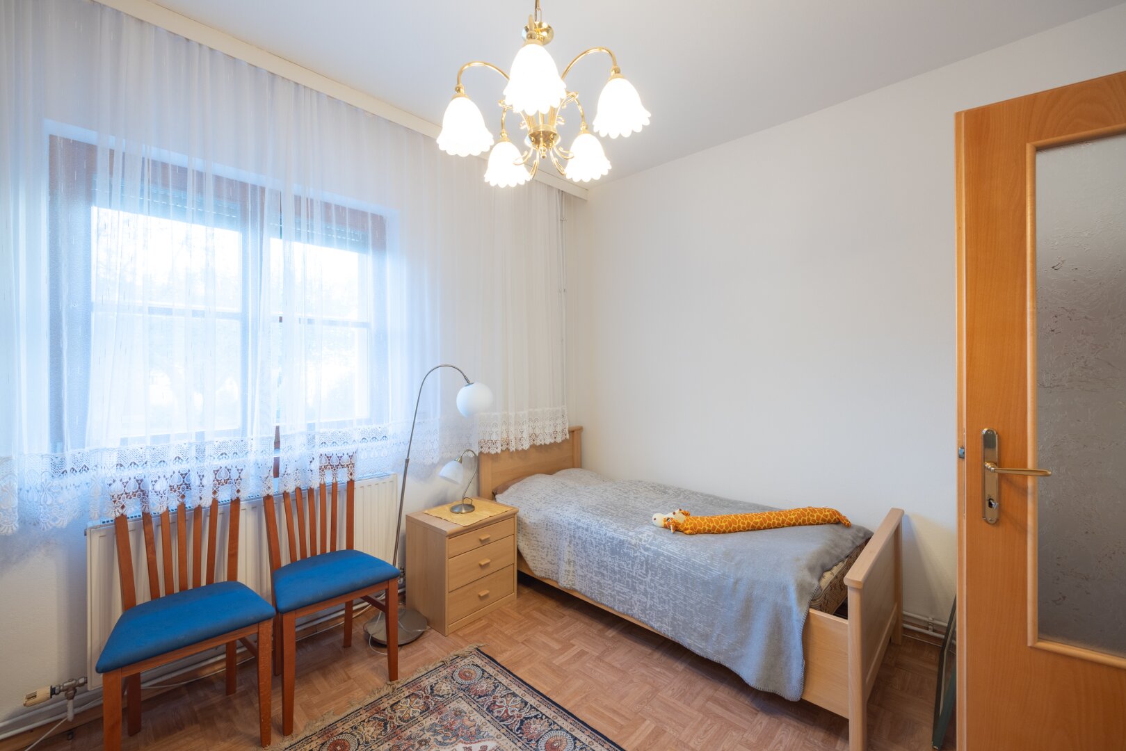 Modernisiertes Einfamilienhaus mit Luftwärmepumpe, Einlegerwohnung und Traumgarten in Essling