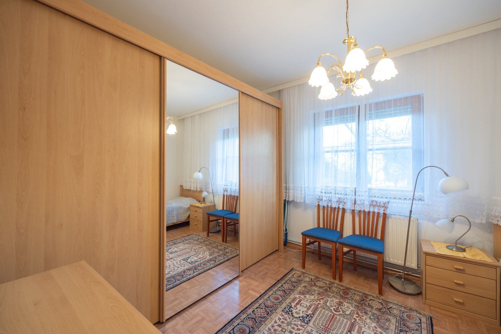Modernisiertes Einfamilienhaus mit Luftwärmepumpe, Einlegerwohnung und Traumgarten in Essling
