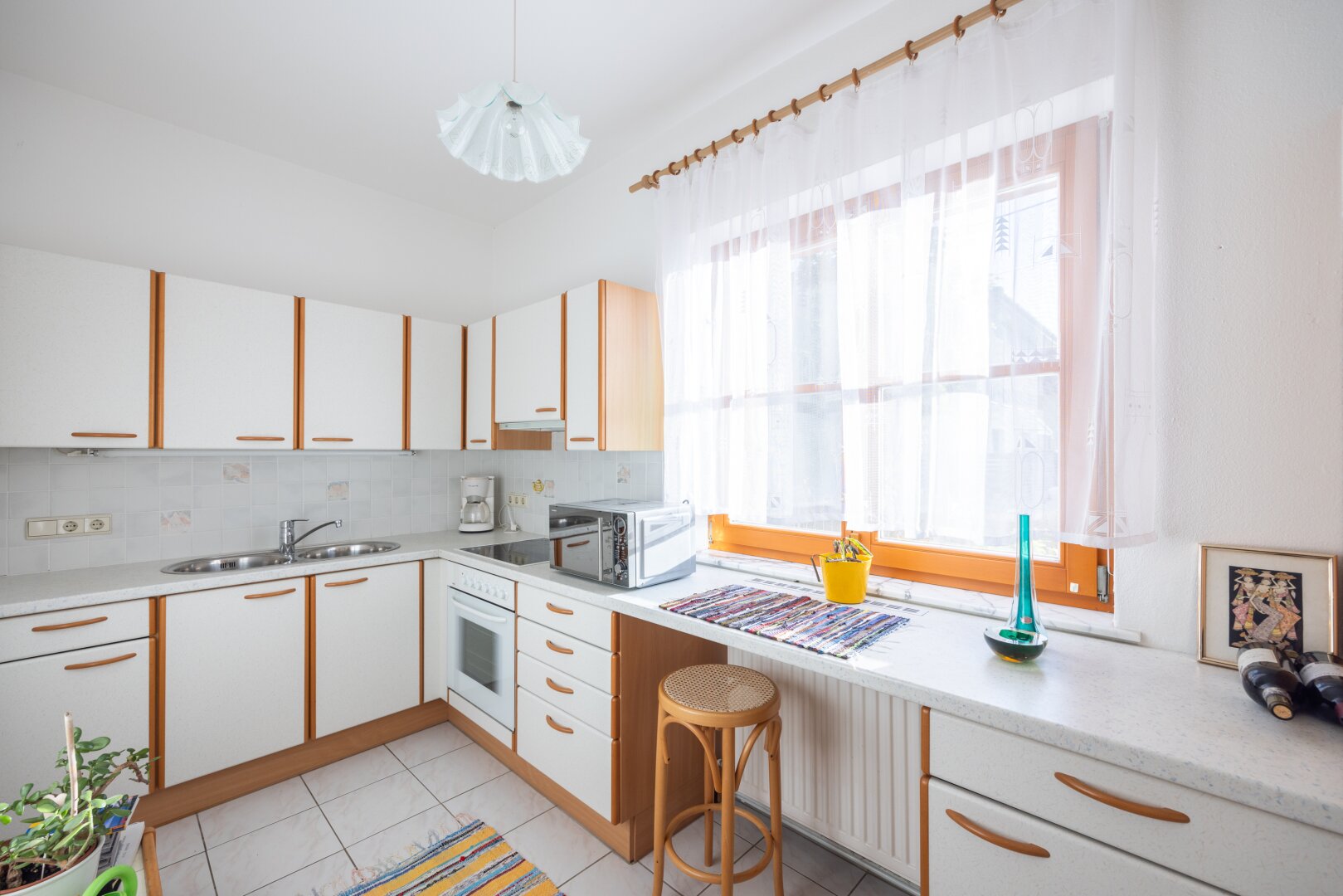 Modernisiertes Einfamilienhaus mit Luftwärmepumpe, Einlegerwohnung und Traumgarten in Essling