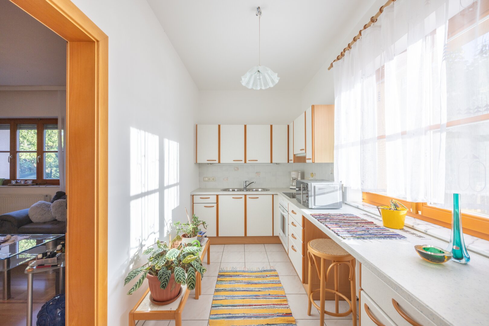 Modernisiertes Einfamilienhaus mit Luftwärmepumpe, Einlegerwohnung und Traumgarten in Essling