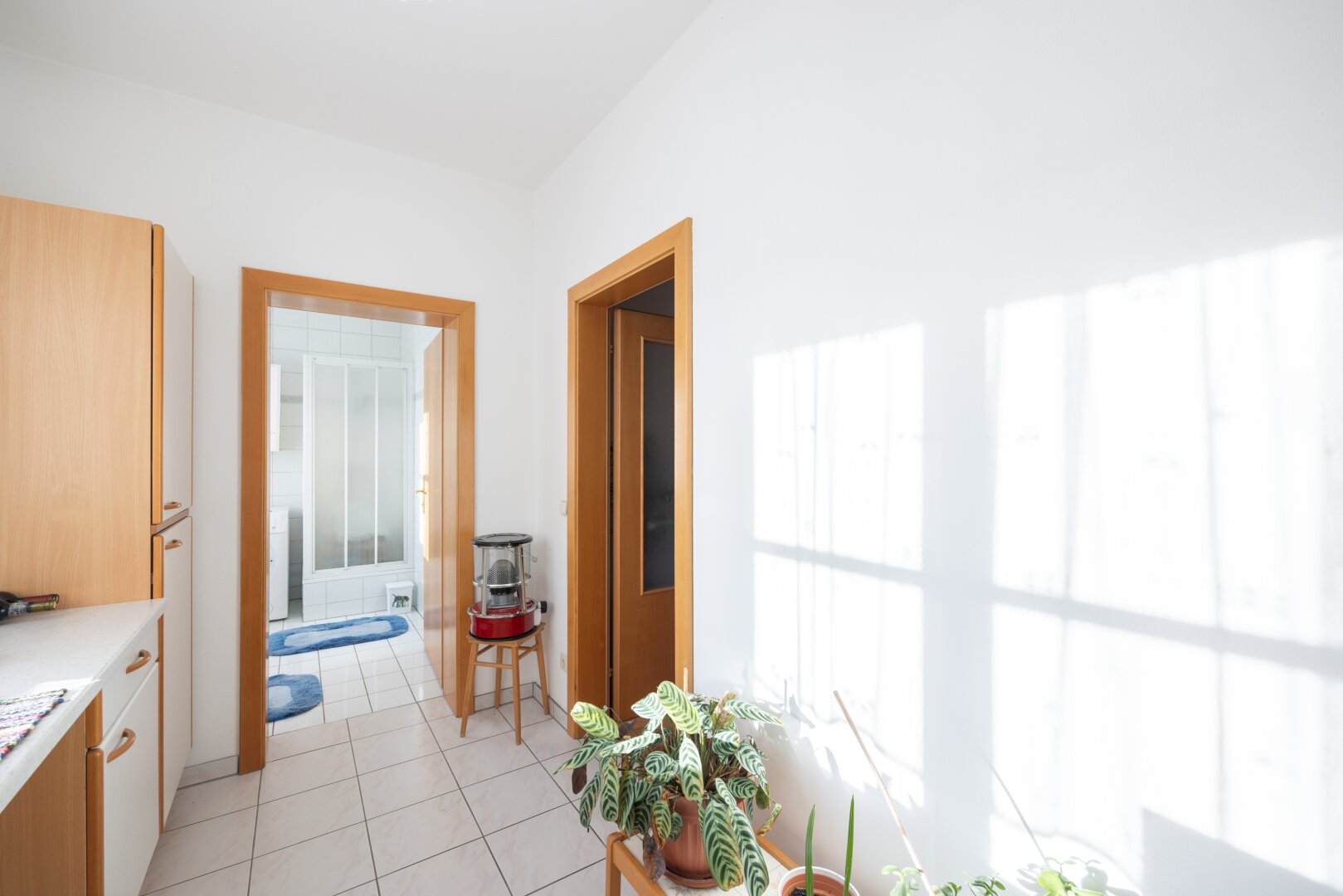 Modernisiertes Einfamilienhaus mit Luftwärmepumpe, Einlegerwohnung und Traumgarten in Essling