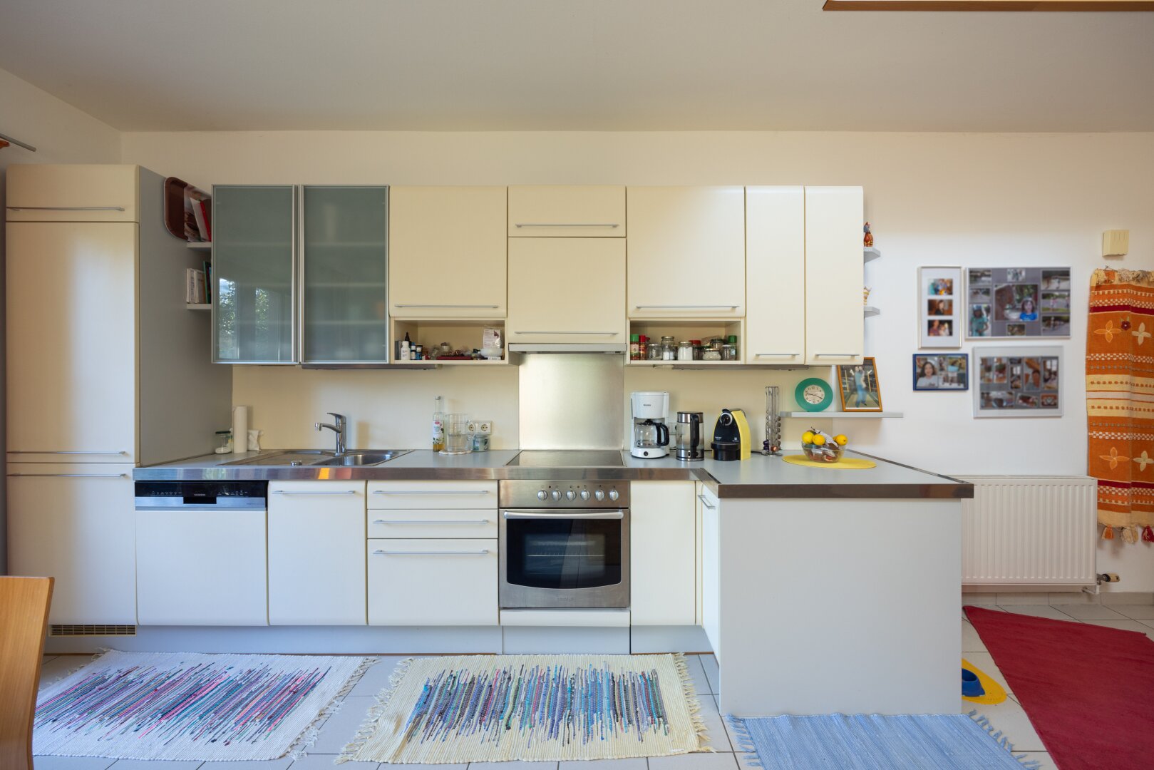 Modernisiertes Einfamilienhaus mit Luftwärmepumpe, Einlegerwohnung und Traumgarten in Essling