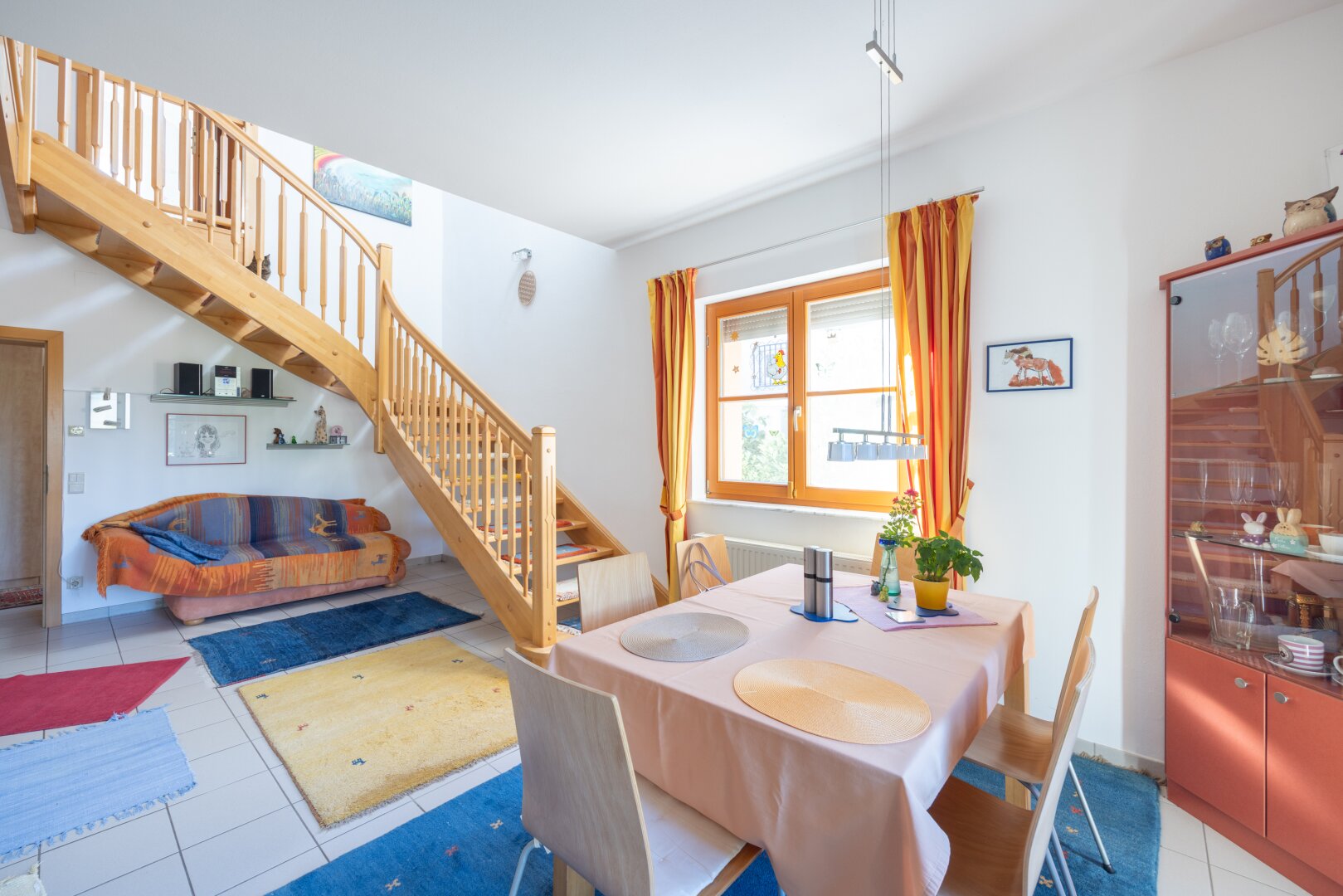 Modernisiertes Einfamilienhaus mit Luftwärmepumpe, Einlegerwohnung und Traumgarten in Essling
