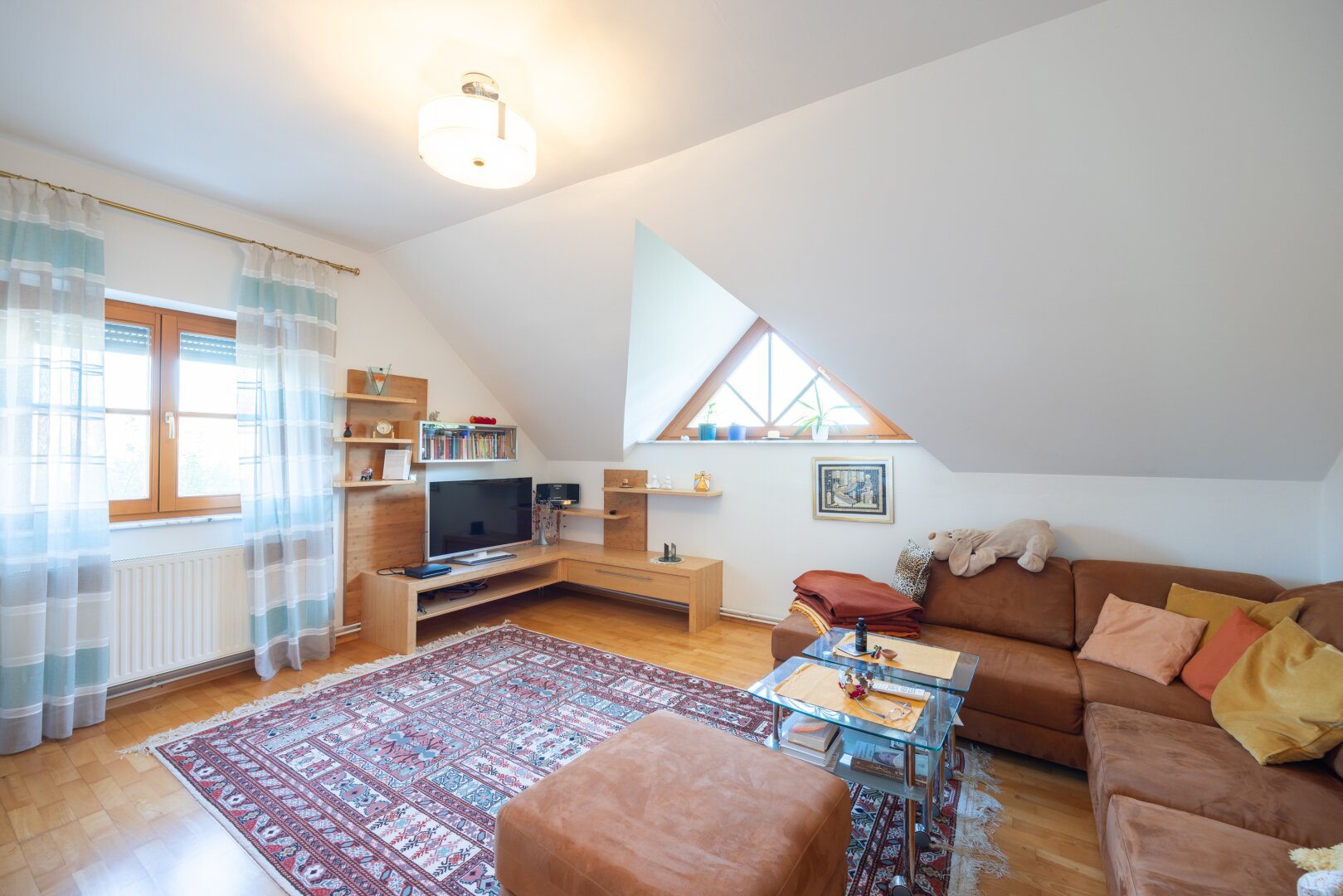 Modernisiertes Einfamilienhaus mit Luftwärmepumpe, Einlegerwohnung und Traumgarten in Essling