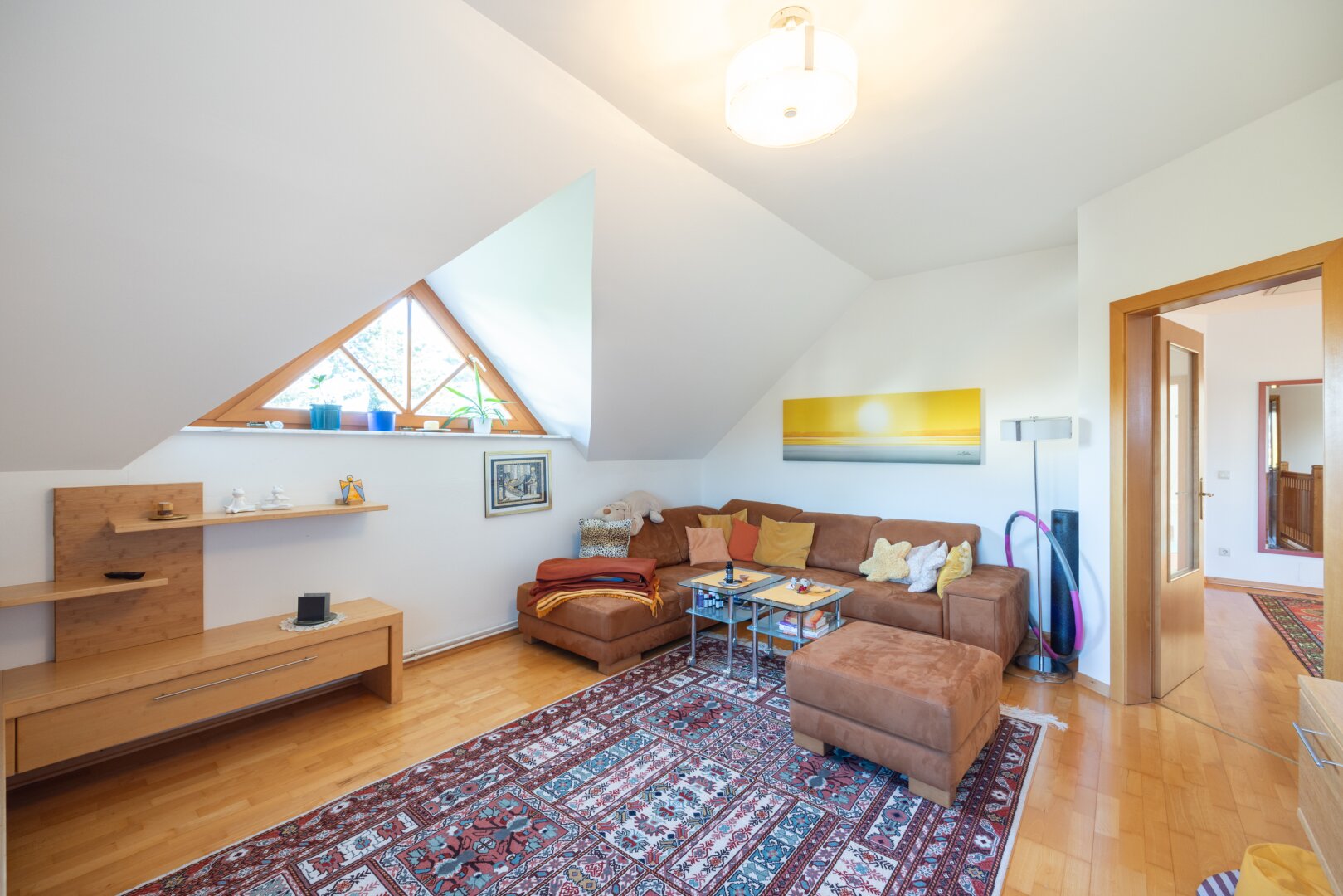 Modernisiertes Einfamilienhaus mit Luftwärmepumpe, Einlegerwohnung und Traumgarten in Essling