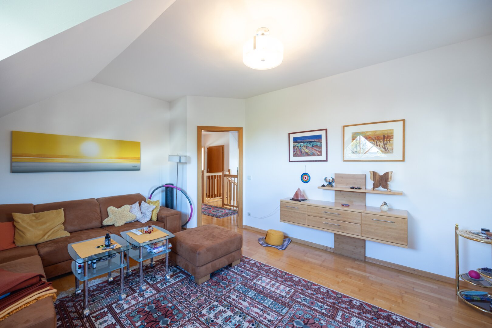 Modernisiertes Einfamilienhaus mit Luftwärmepumpe, Einlegerwohnung und Traumgarten in Essling