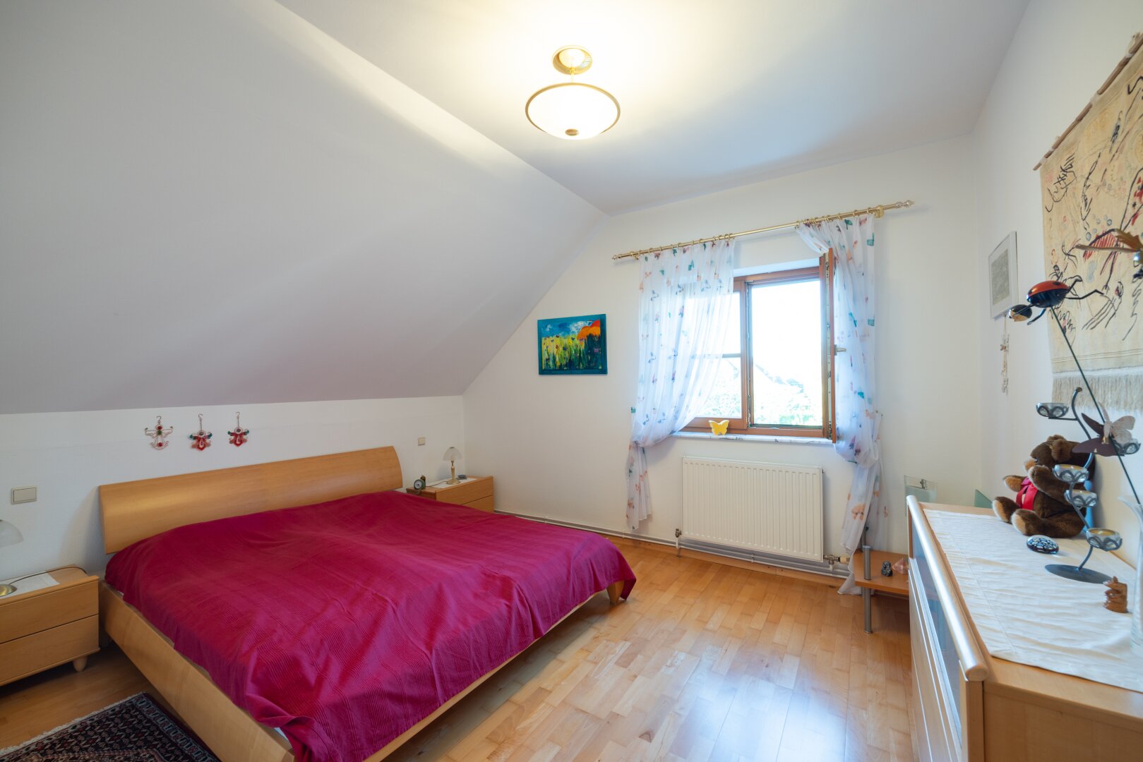 Modernisiertes Einfamilienhaus mit Luftwärmepumpe, Einlegerwohnung und Traumgarten in Essling