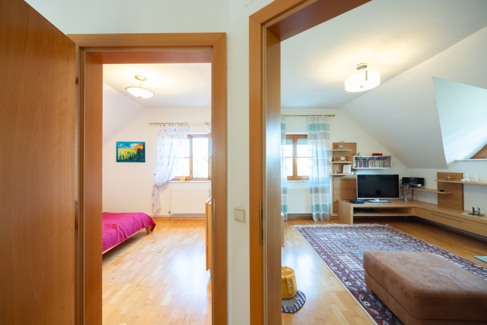 Modernisiertes Einfamilienhaus mit Luftwärmepumpe, Einlegerwohnung und Traumgarten in Essling