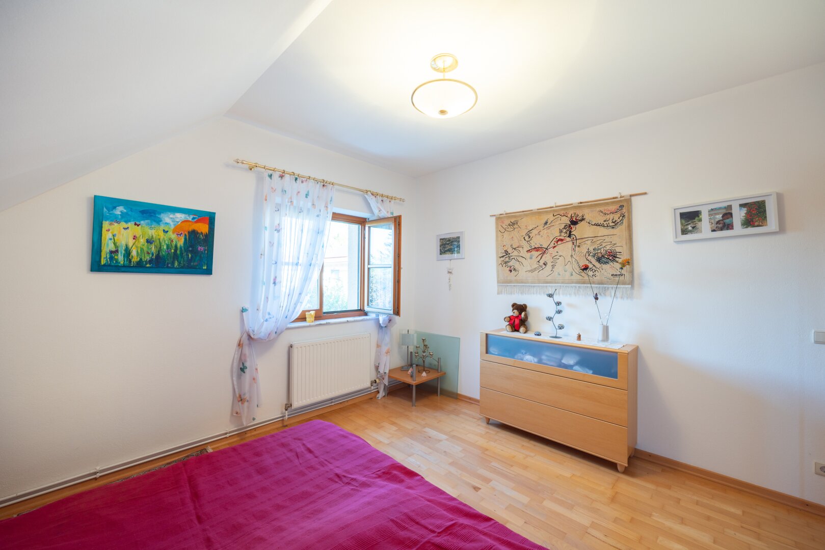Modernisiertes Einfamilienhaus mit Luftwärmepumpe, Einlegerwohnung und Traumgarten in Essling