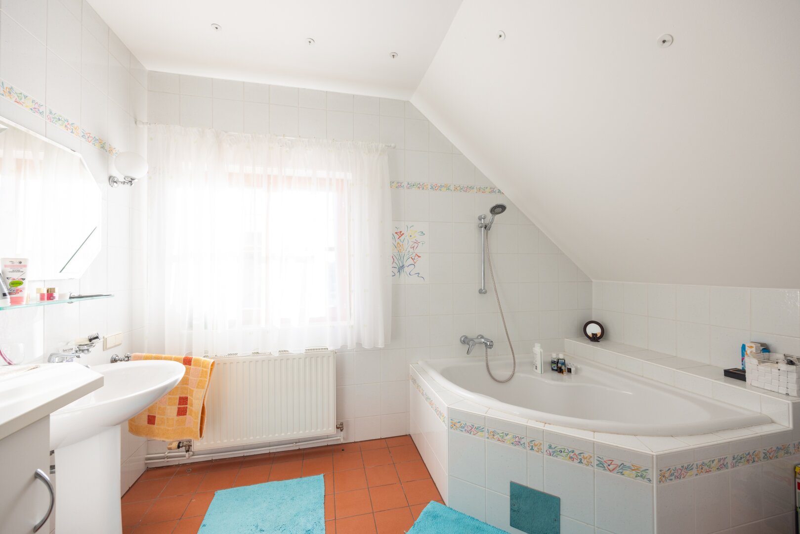 Modernisiertes Einfamilienhaus mit Luftwärmepumpe, Einlegerwohnung und Traumgarten in Essling