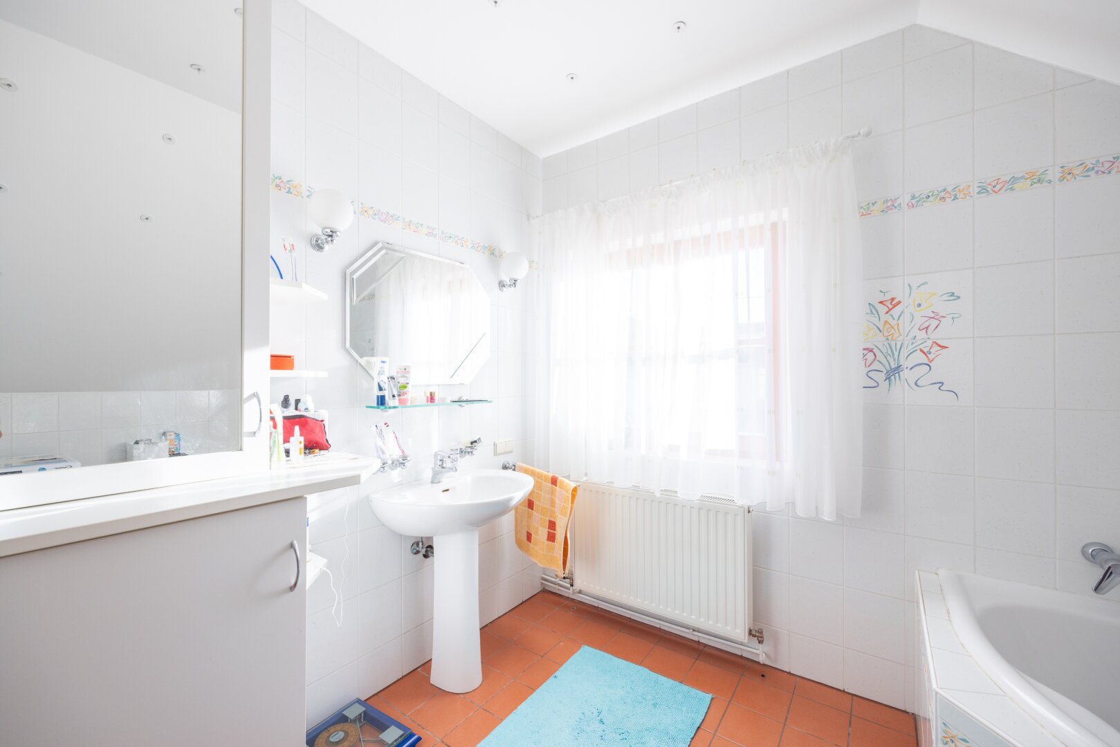 Modernisiertes Einfamilienhaus mit Luftwärmepumpe, Einlegerwohnung und Traumgarten in Essling