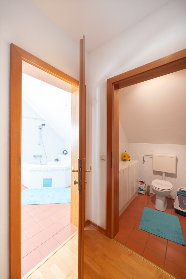 Modernisiertes Einfamilienhaus mit Luftwärmepumpe, Einlegerwohnung und Traumgarten in Essling