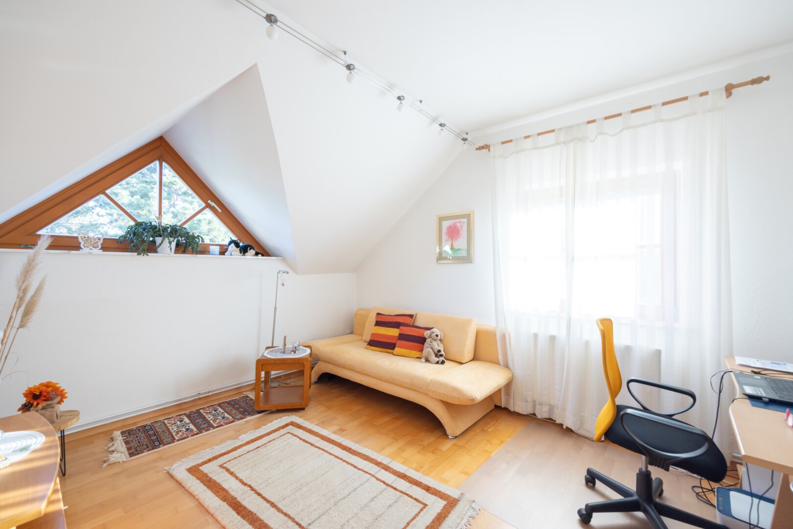 Modernisiertes Einfamilienhaus mit Luftwärmepumpe, Einlegerwohnung und Traumgarten in Essling