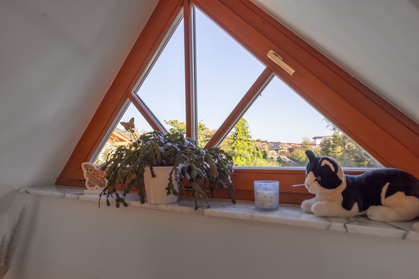 Modernisiertes Einfamilienhaus mit Luftwärmepumpe, Einlegerwohnung und Traumgarten in Essling
