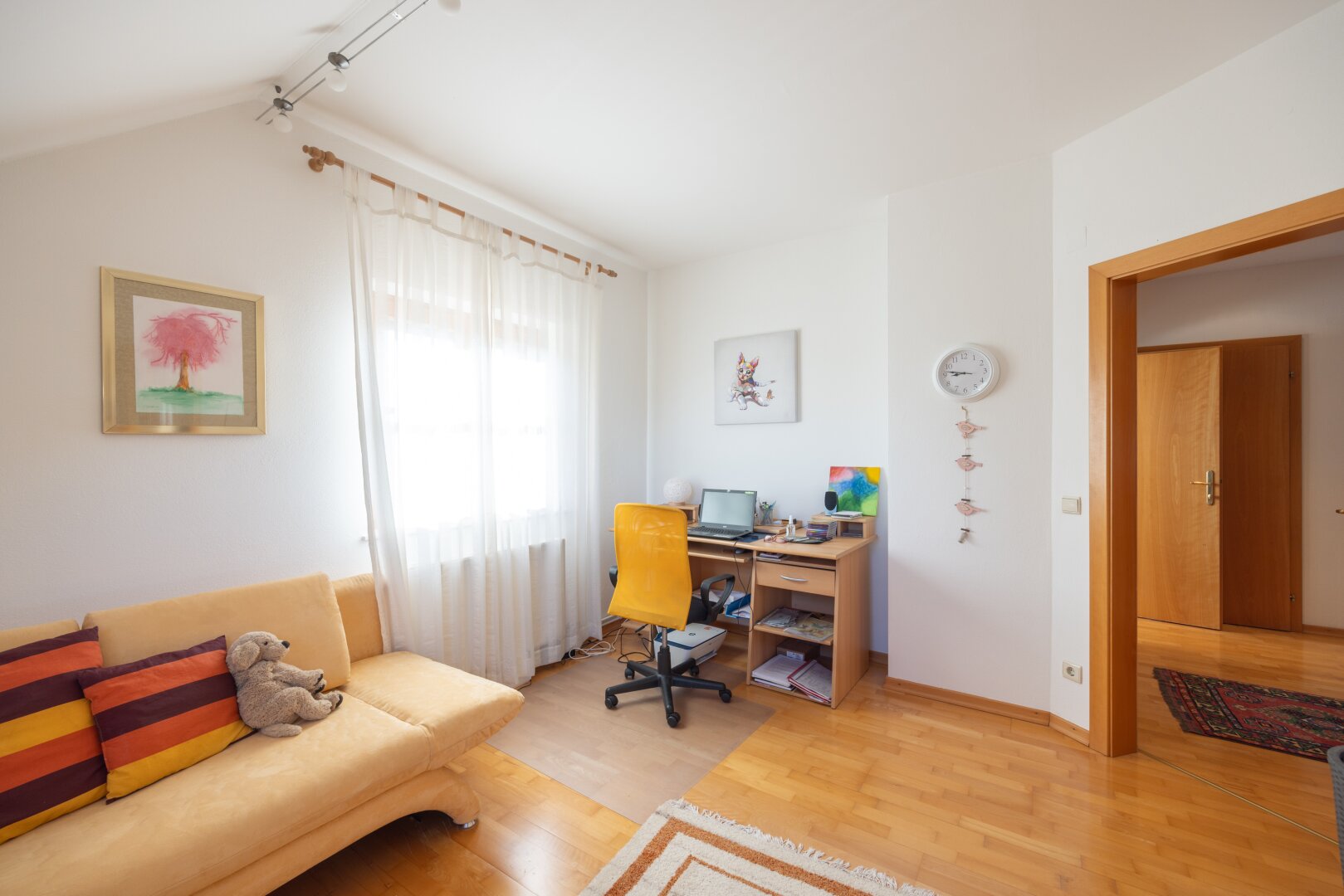 Modernisiertes Einfamilienhaus mit Luftwärmepumpe, Einlegerwohnung und Traumgarten in Essling