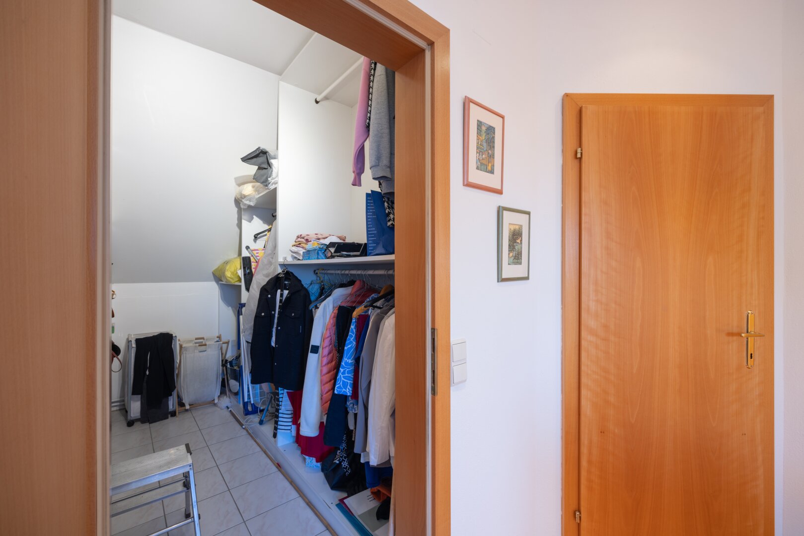 Modernisiertes Einfamilienhaus mit Luftwärmepumpe, Einlegerwohnung und Traumgarten in Essling