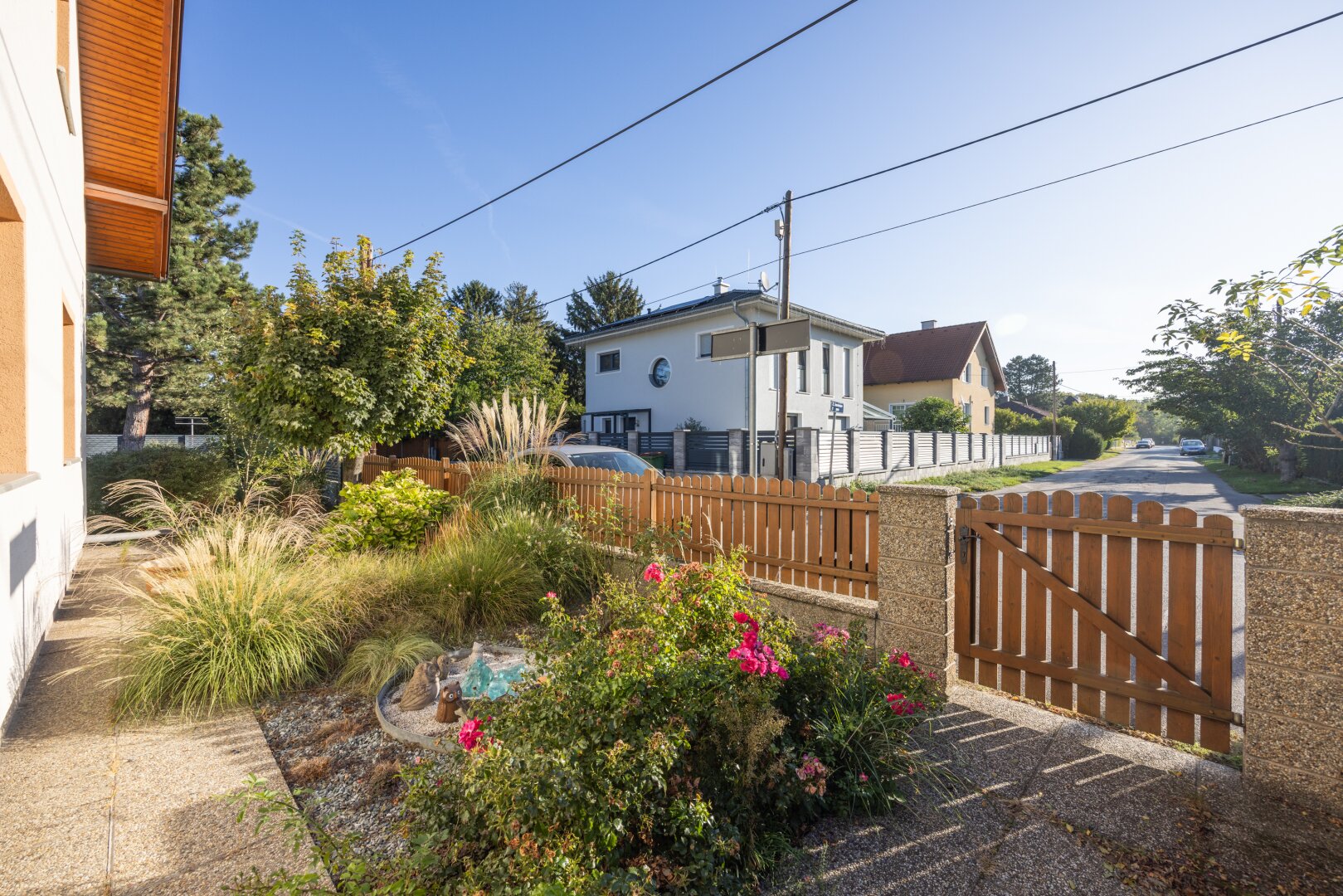 Modernisiertes Einfamilienhaus mit Luftwärmepumpe, Einlegerwohnung und Traumgarten in Essling
