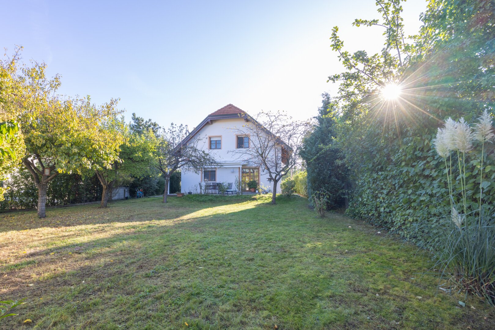 Modernisiertes Einfamilienhaus mit Luftwärmepumpe, Einlegerwohnung und Traumgarten in Essling