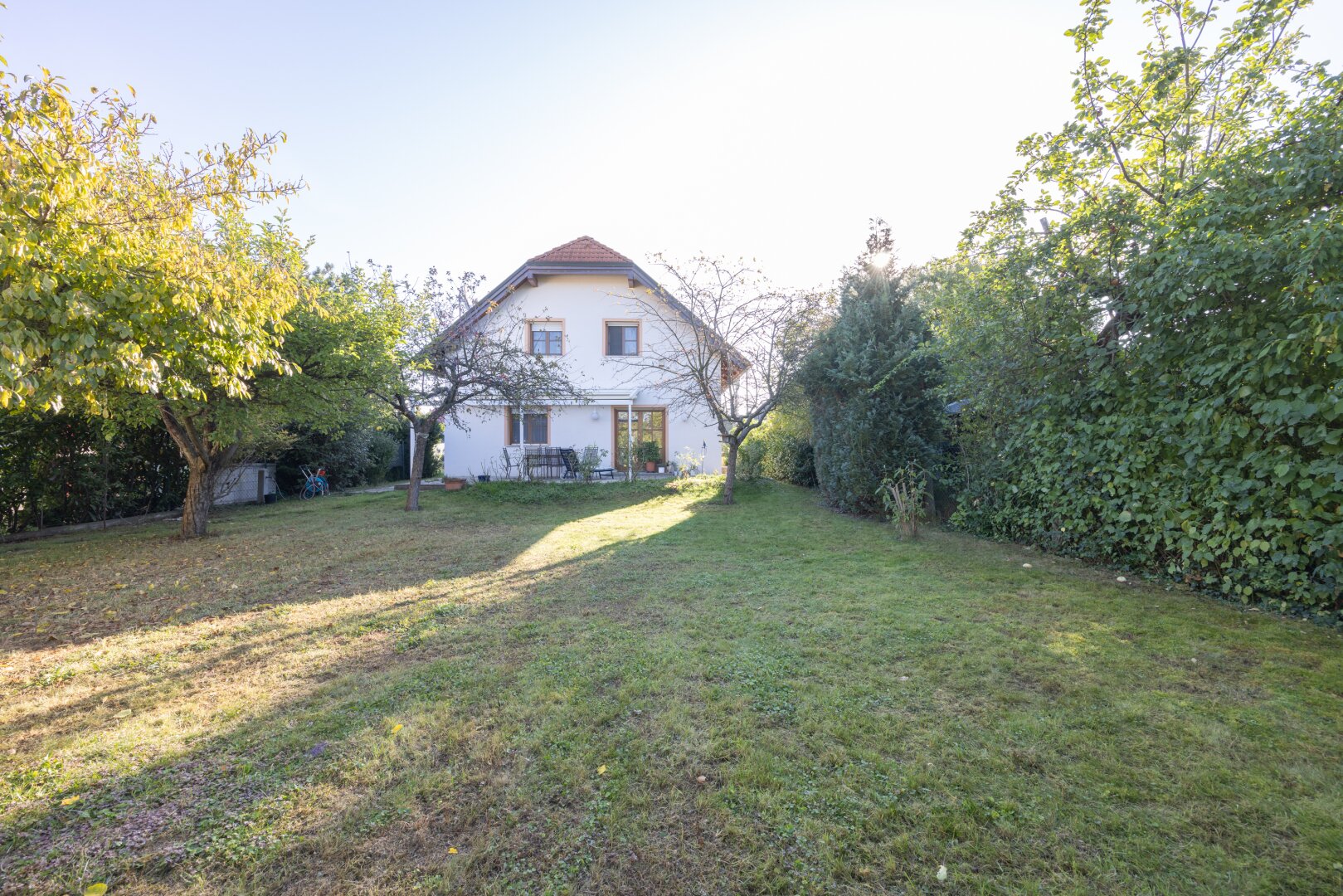 Modernisiertes Einfamilienhaus mit Luftwärmepumpe, Einlegerwohnung und Traumgarten in Essling