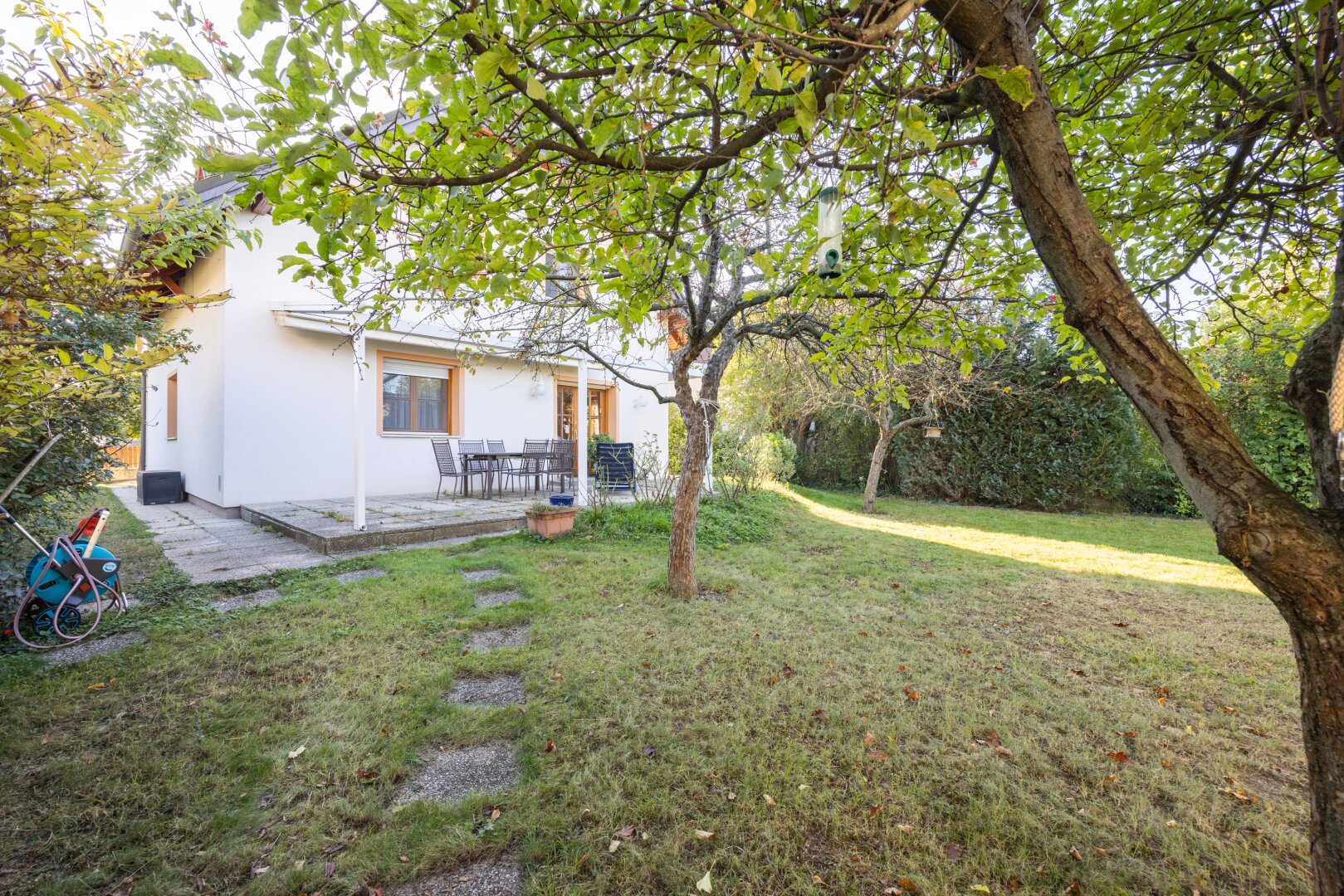 Modernisiertes Einfamilienhaus mit Luftwärmepumpe, Einlegerwohnung und Traumgarten in Essling