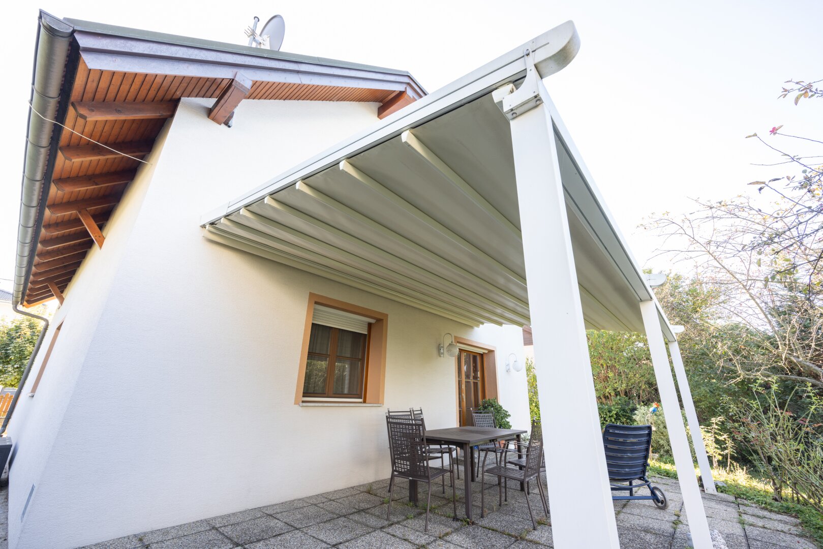 Modernisiertes Einfamilienhaus mit Luftwärmepumpe, Einlegerwohnung und Traumgarten in Essling