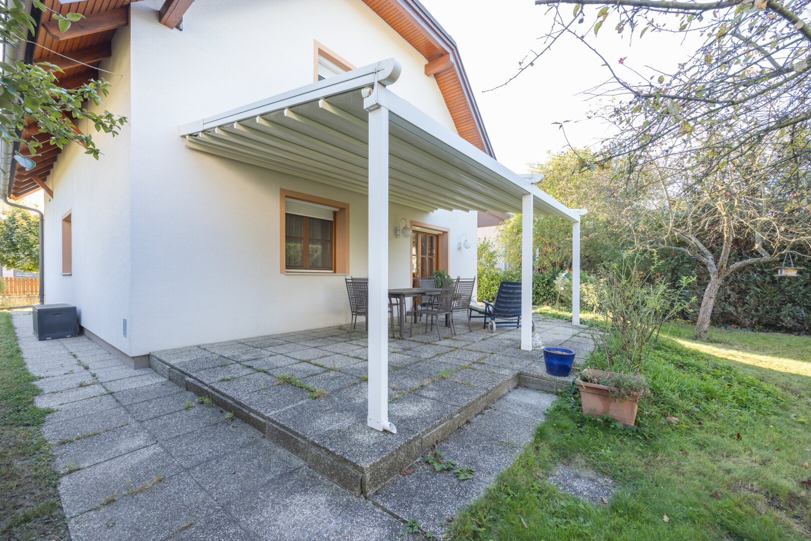 Modernisiertes Einfamilienhaus mit Luftwärmepumpe, Einlegerwohnung und Traumgarten in Essling